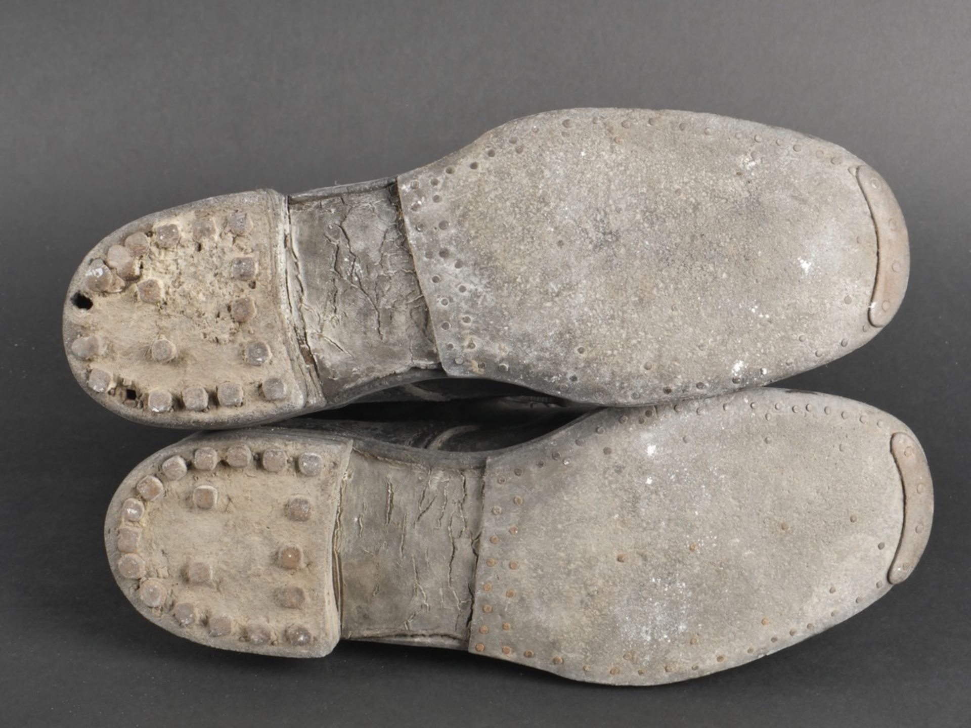 Une paire de brodequins de larmee Royale italienne. A pair of Royal Italian Army brodequins. - Bild 7 aus 19