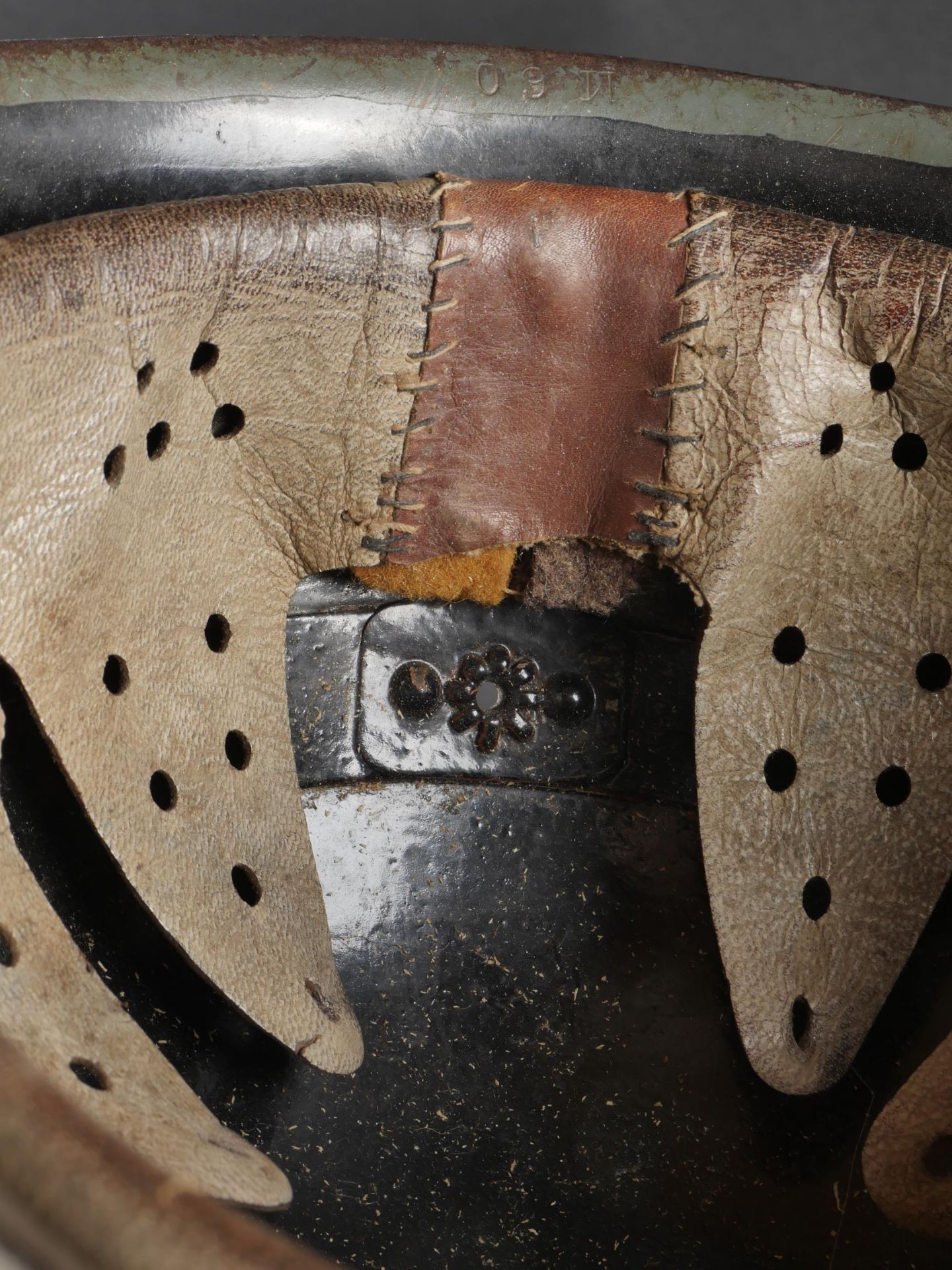 Casque italien de lartillerie de montagne. Italian mountain artillery helmet. - Image 14 of 18