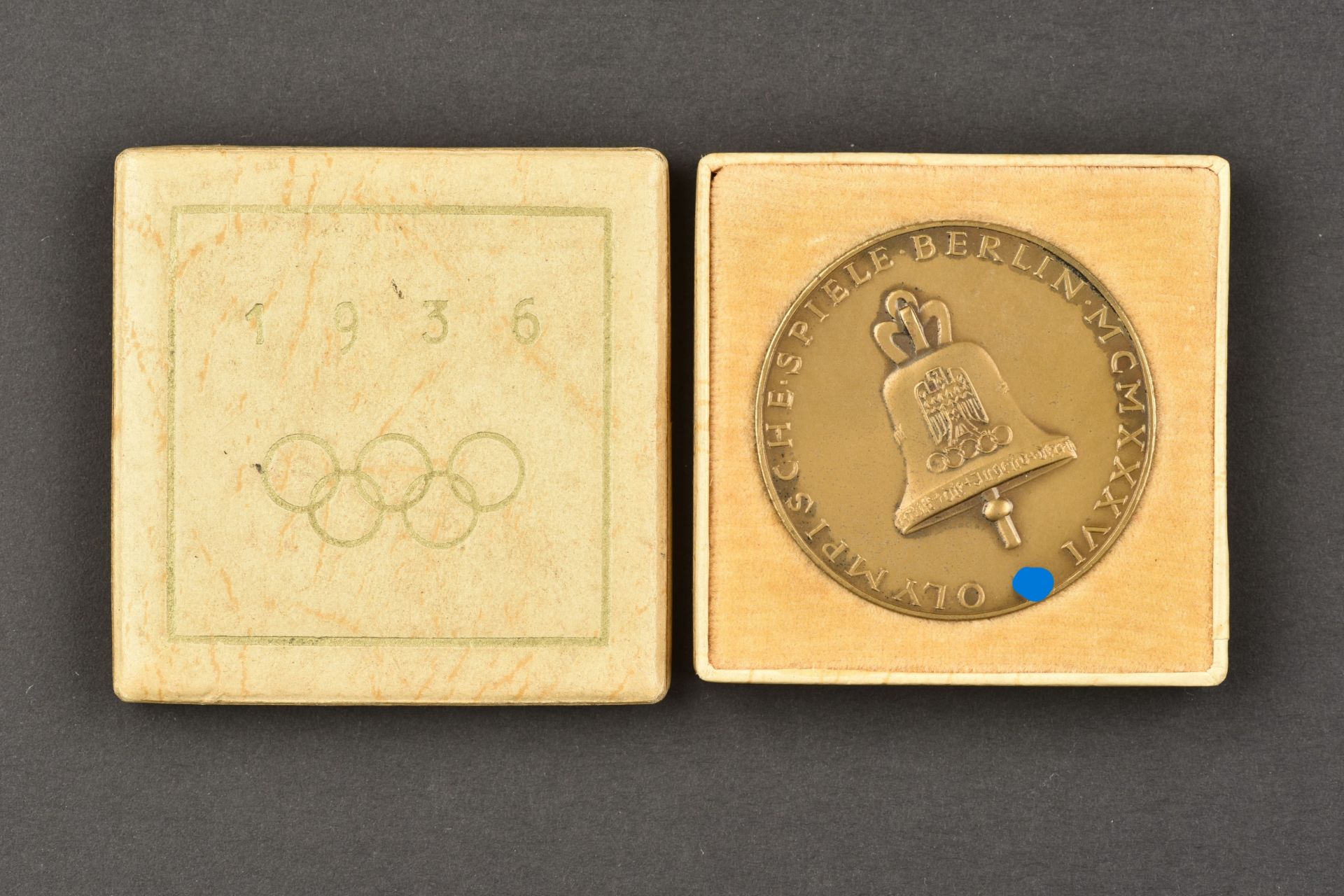Medaille de table des Jeux olympique. Olympic Games table medal.