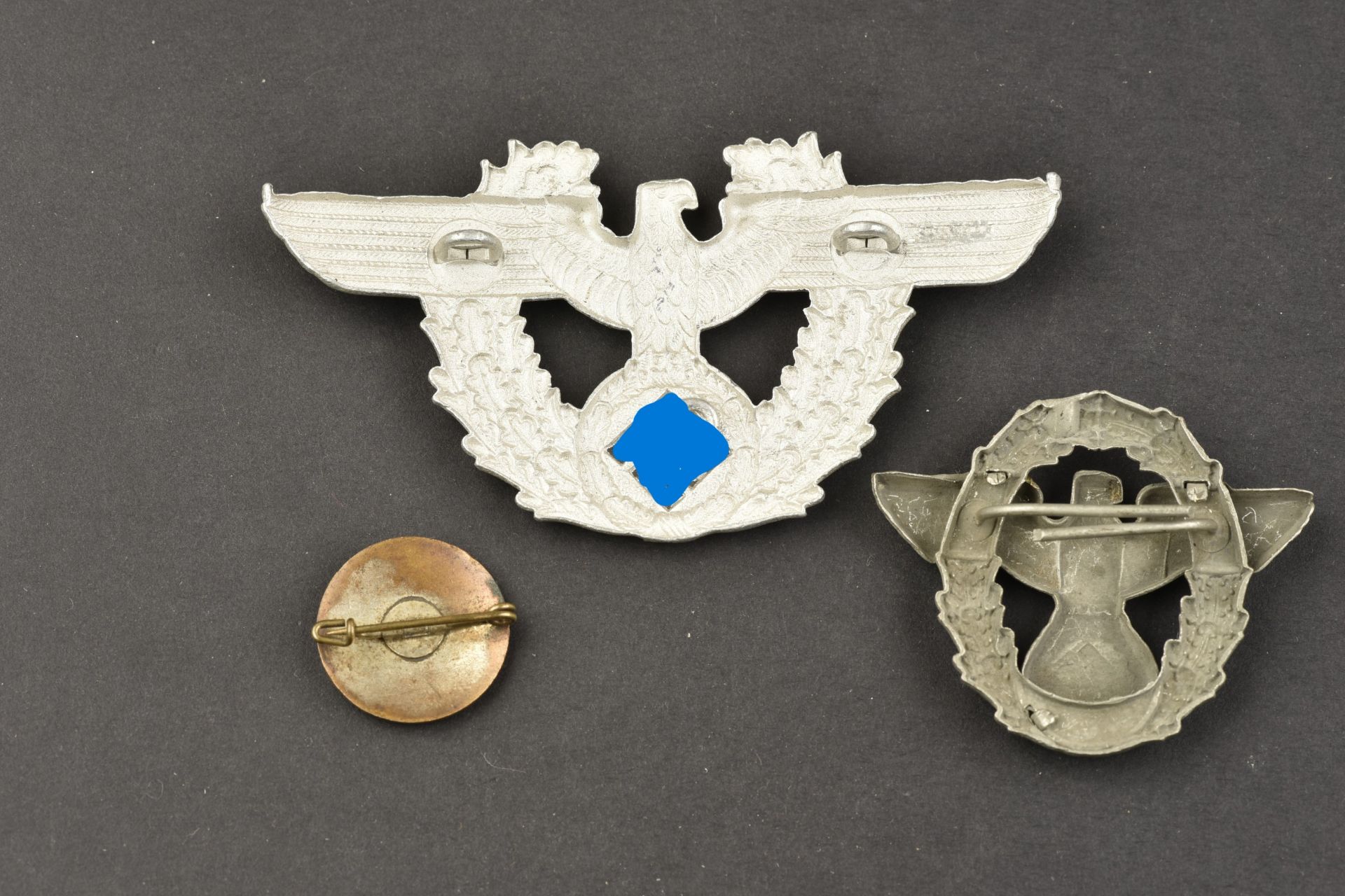 Insignes de coiffure Polizei. Polizei headgear badges. - Bild 2 aus 2