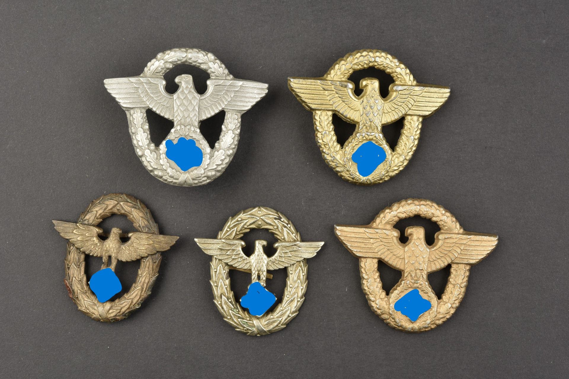 Insignes de coiffure Polizei. Polizei headgear badges. 