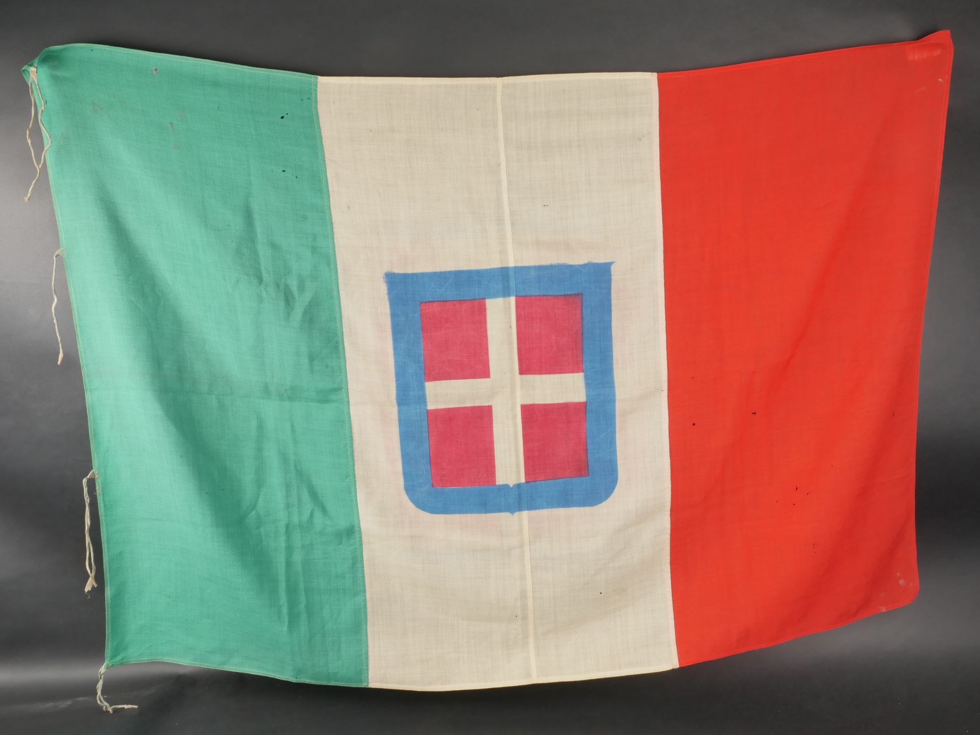 Un drapeau Royal Italien. A Royal Italian flag.