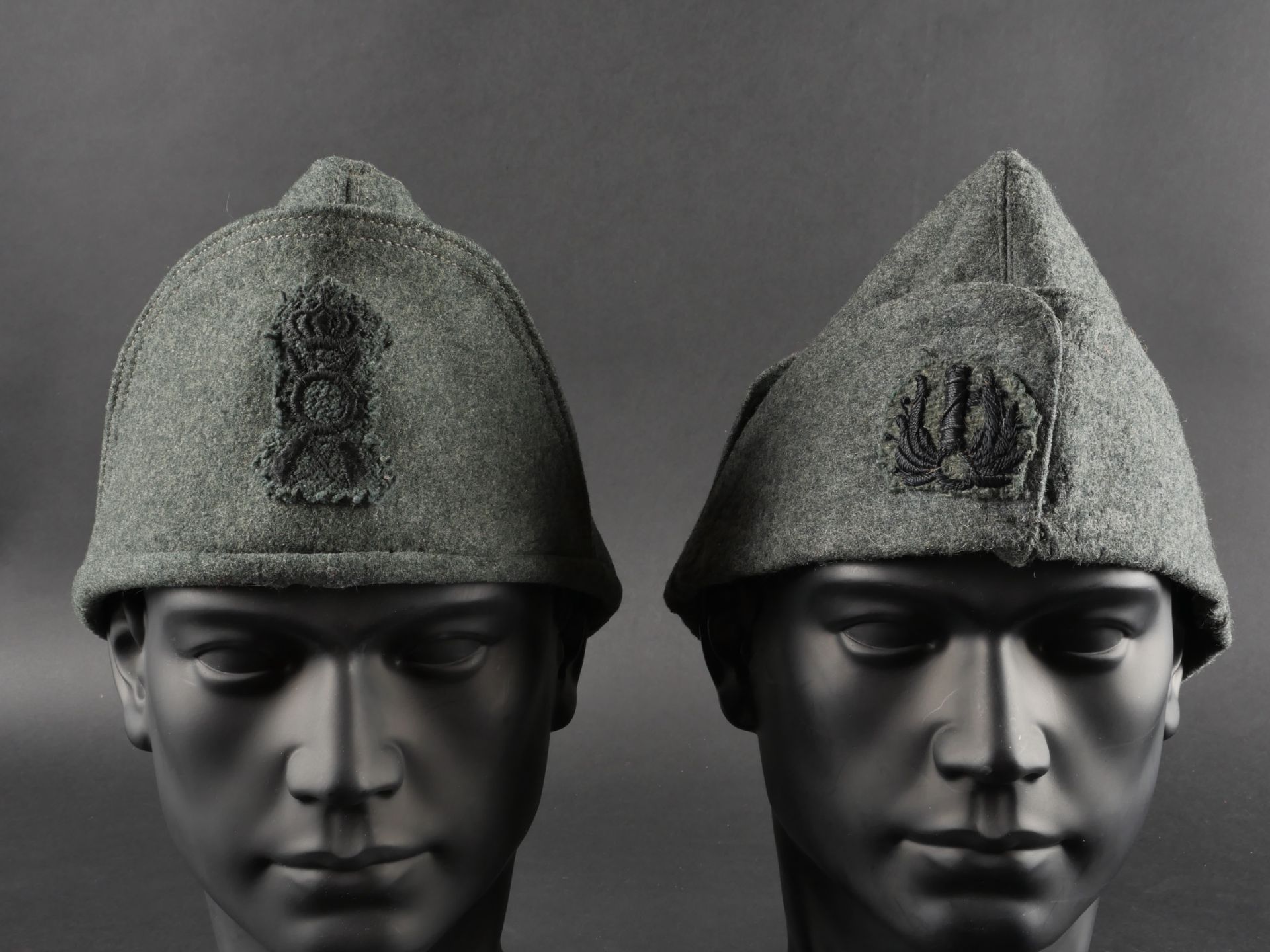 Deux calots troupe de larmee Royale italienne. Two Royal Italian Army troop caps.