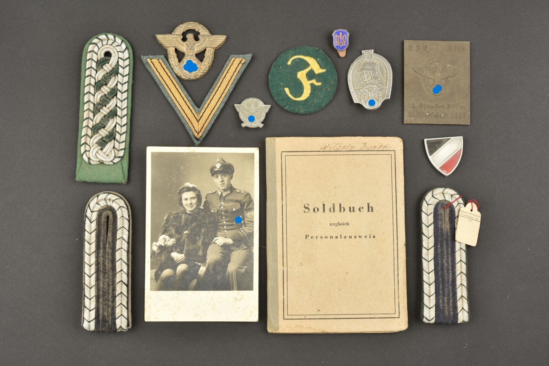 Insignes et livret polizei. Insignia and polizei booklet.