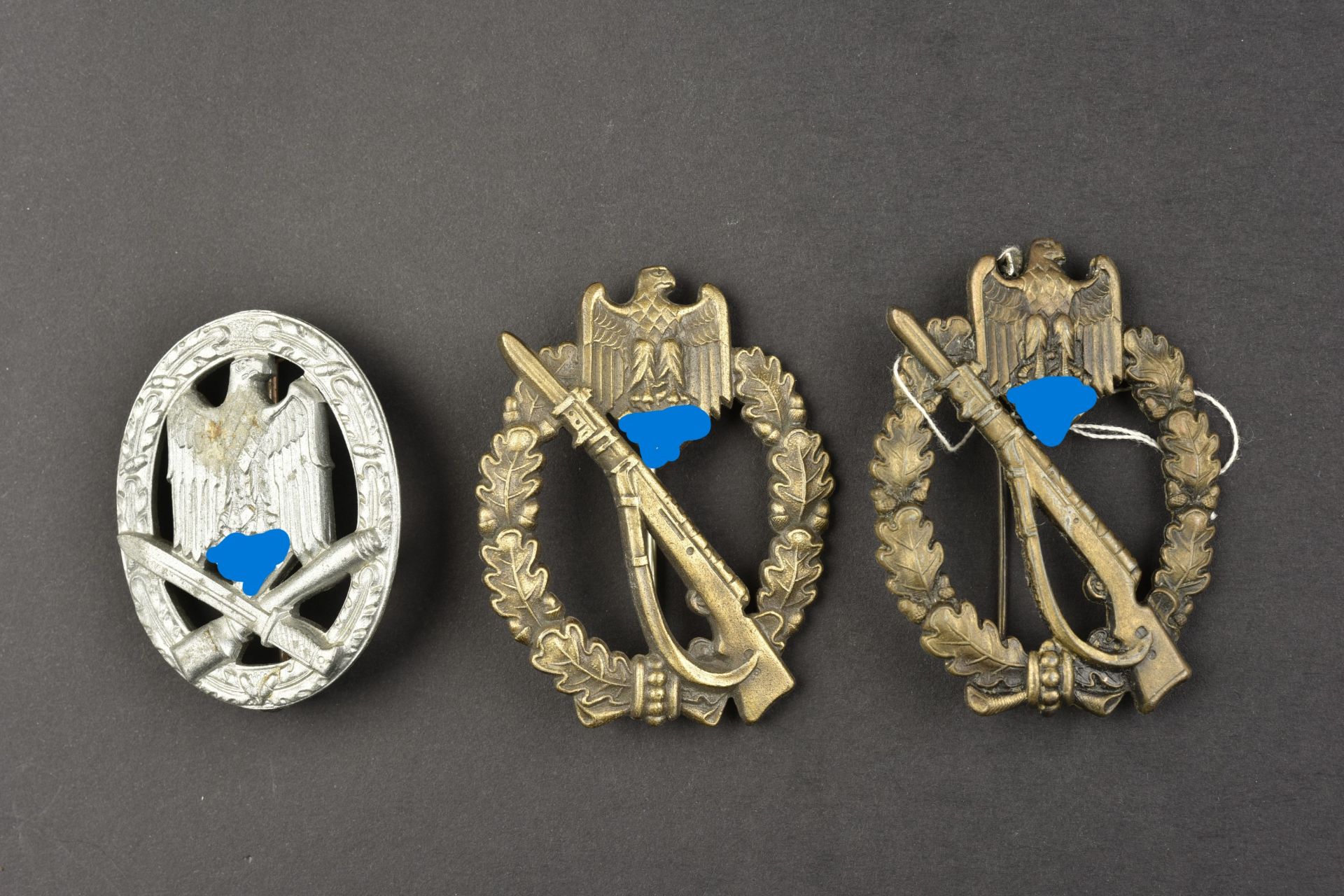 Ensemble d insignes d infanterie. Set of infantry badges.