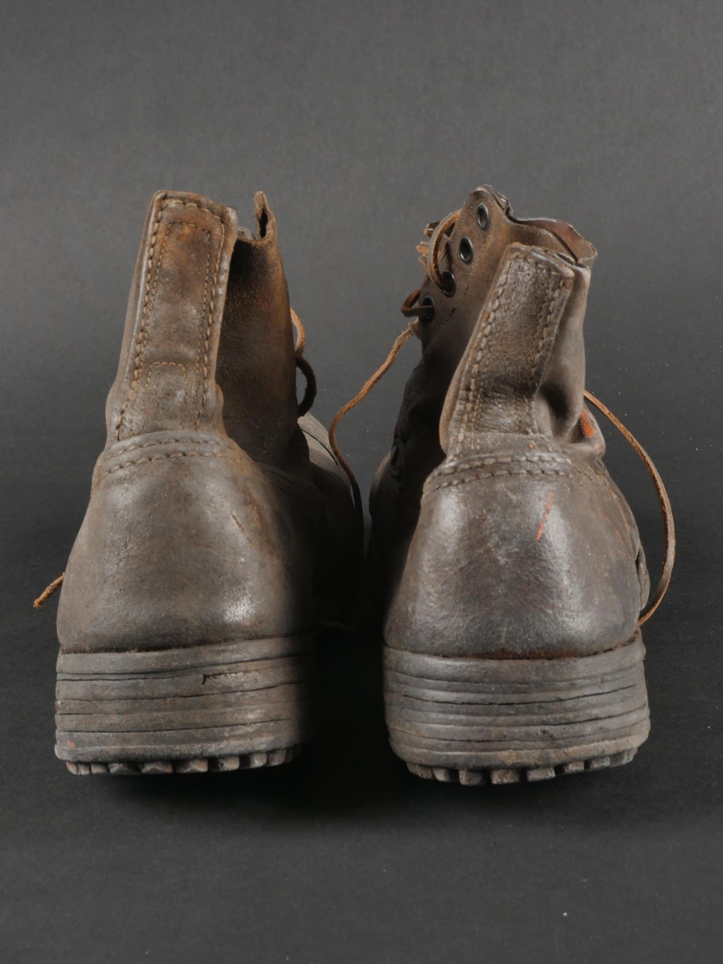 Une paire de brodequins de larmee Royale italienne. A pair of Royal Italian Army brodequins. - Bild 15 aus 19