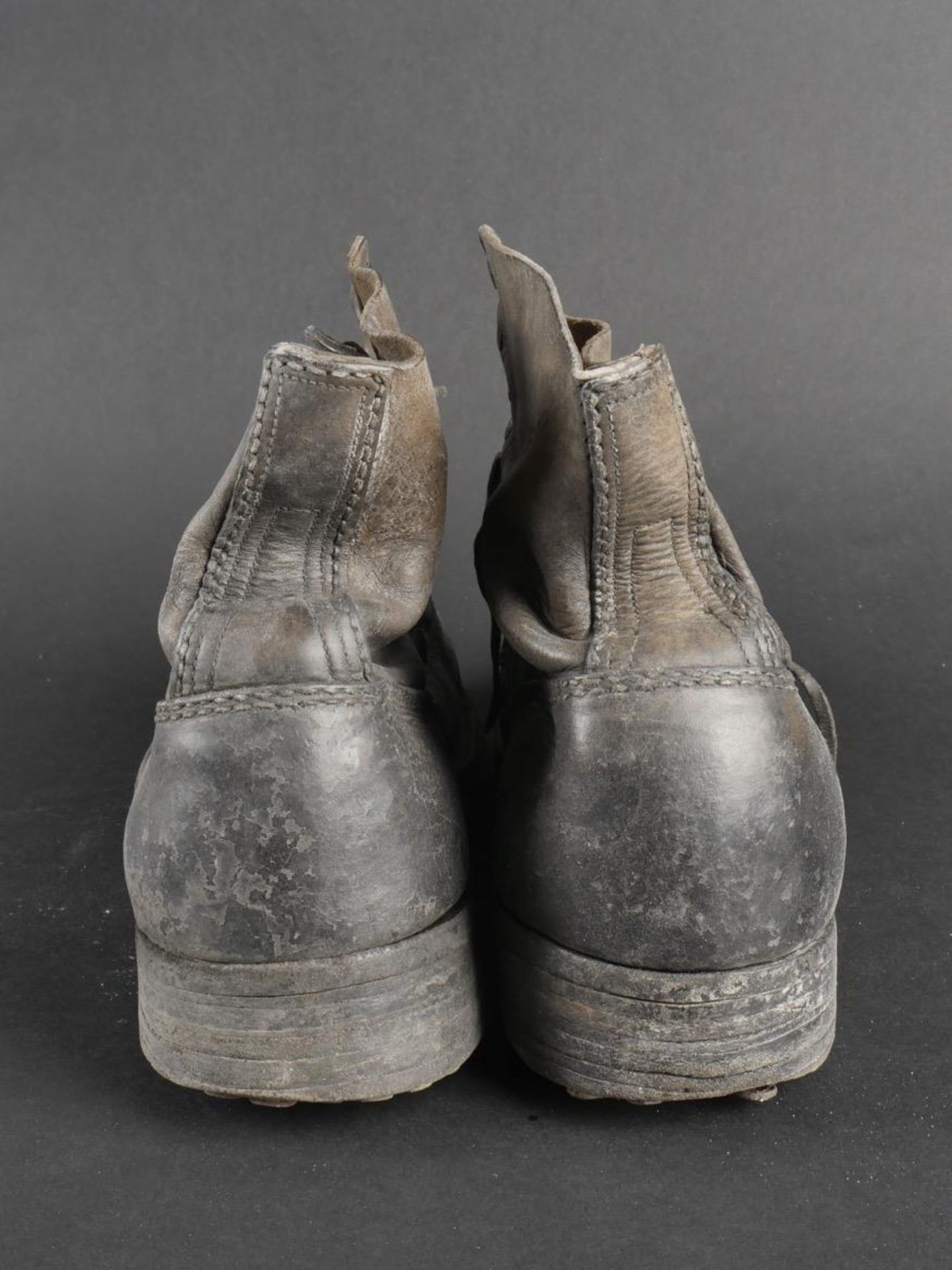 Une paire de brodequins de larmee Royale italienne. A pair of Royal Italian Army brodequins. - Bild 5 aus 19