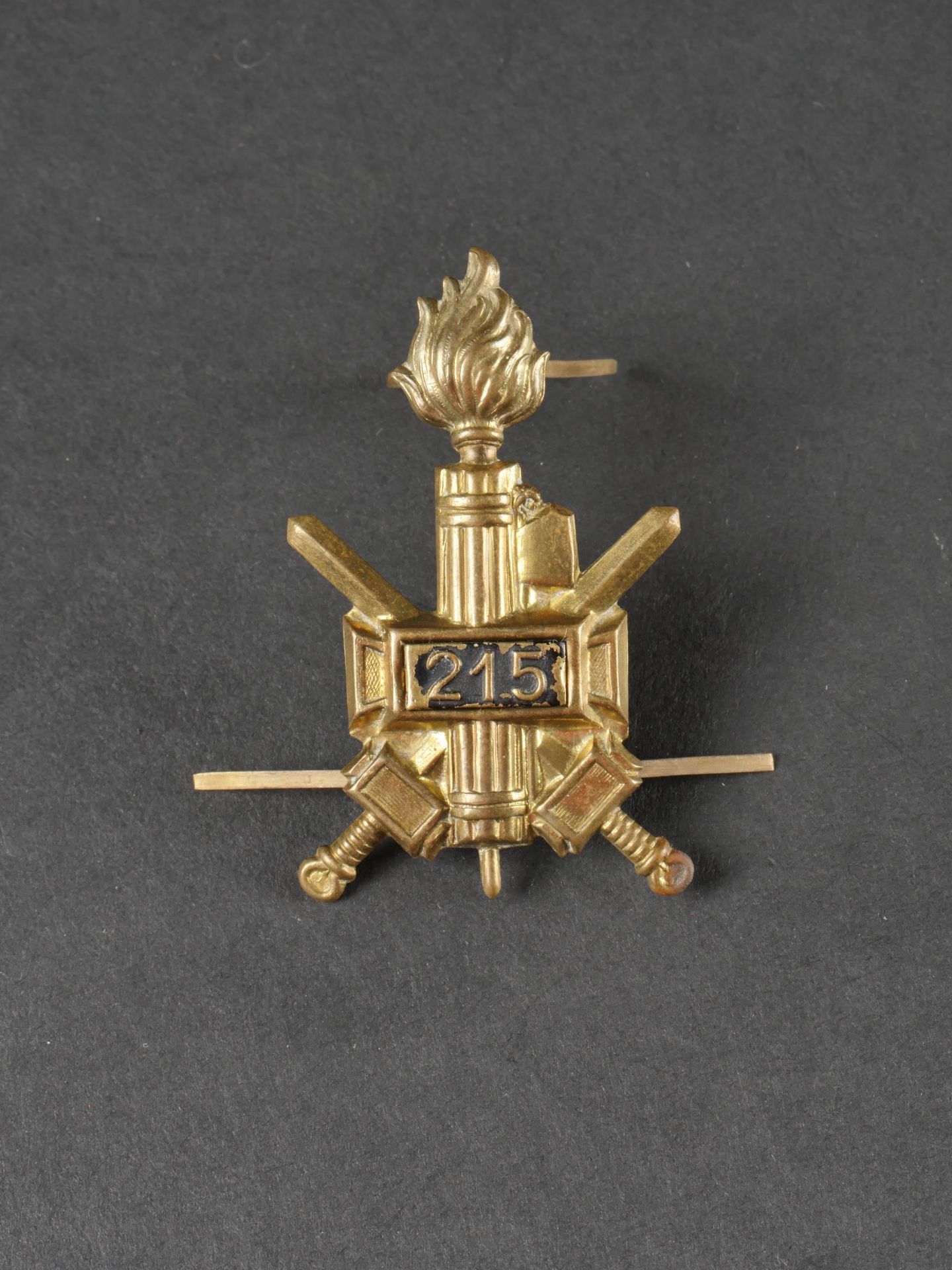 Insigne de casque tropical de la 215eme Cohorte de Chemises Noires. Tropical helmet badge of the 215