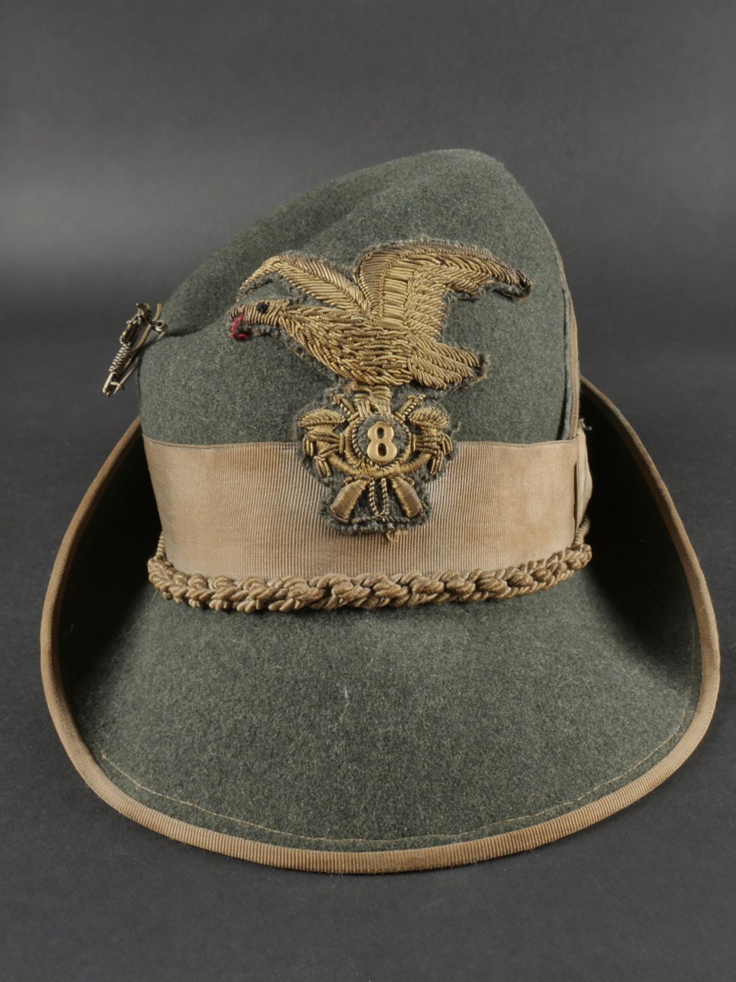 Chapeau de sous-lieutenant du 8eme Regiment dAlpini. Second lieutenant s hat of the 8th Alpini Regi