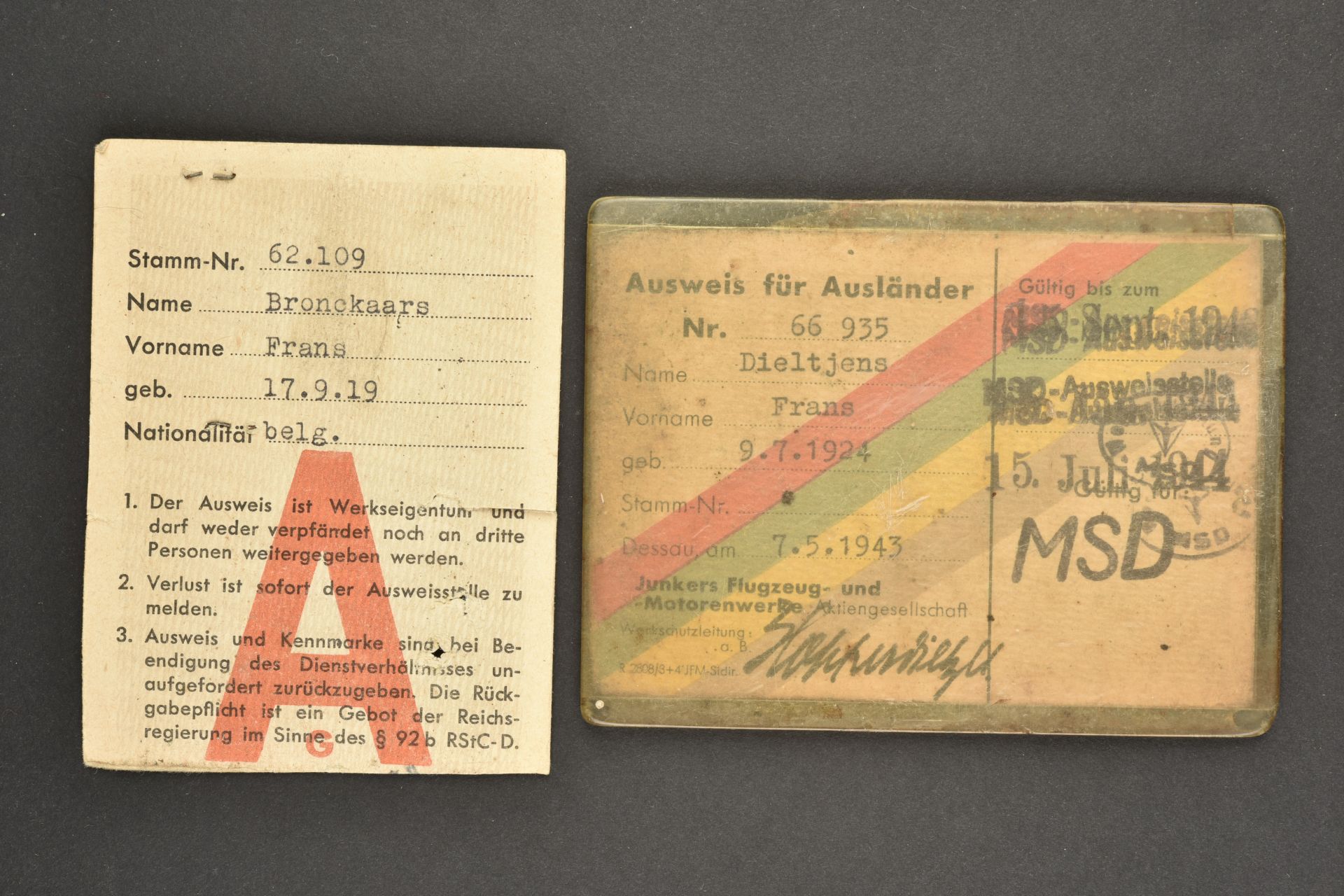 Documents et insignes usine Junkers. Junkers factory documents and badges.  - Image 2 of 4