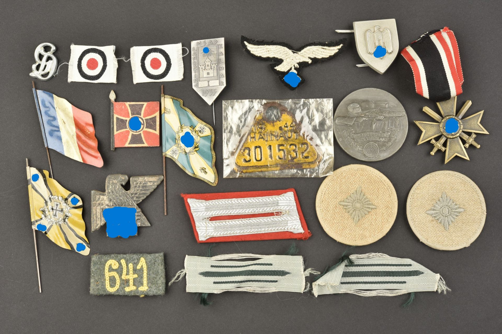 Insignes divers. Various badges.