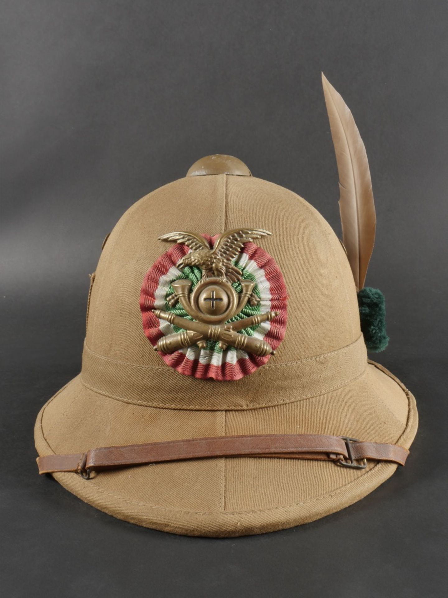 Casque tropicale du 22eme Bataillon dArtillerie Alpine. Tropical helmet of the 22nd Alpine Artiller