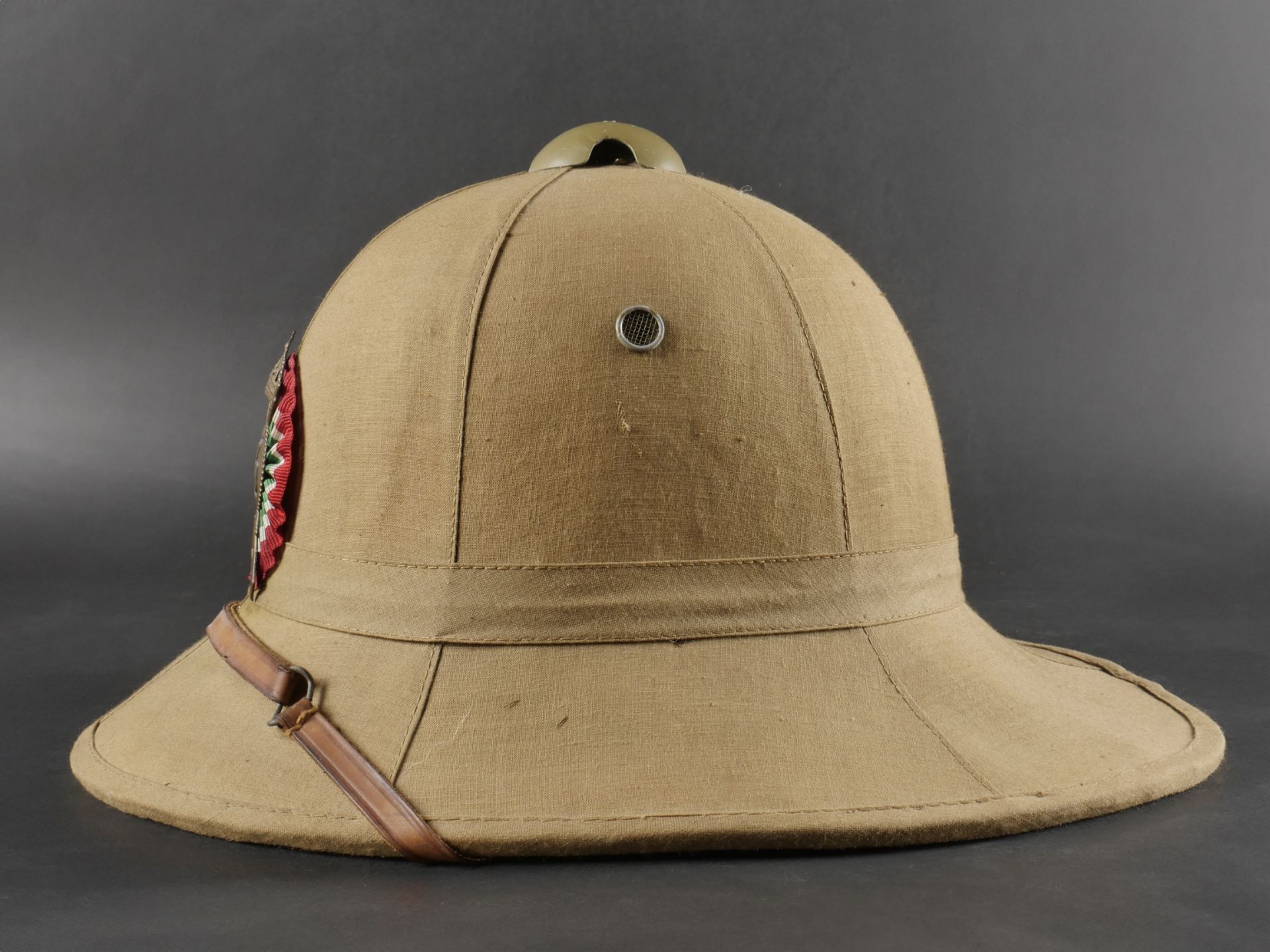 Casque tropicale du 53eme Regiment dInfanterie. Tropical helmet of the 53rd Infantry Regiment. - Bild 6 aus 19