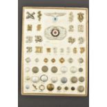 Plateau d'insignes et boutons. Tray of badges and buttons.