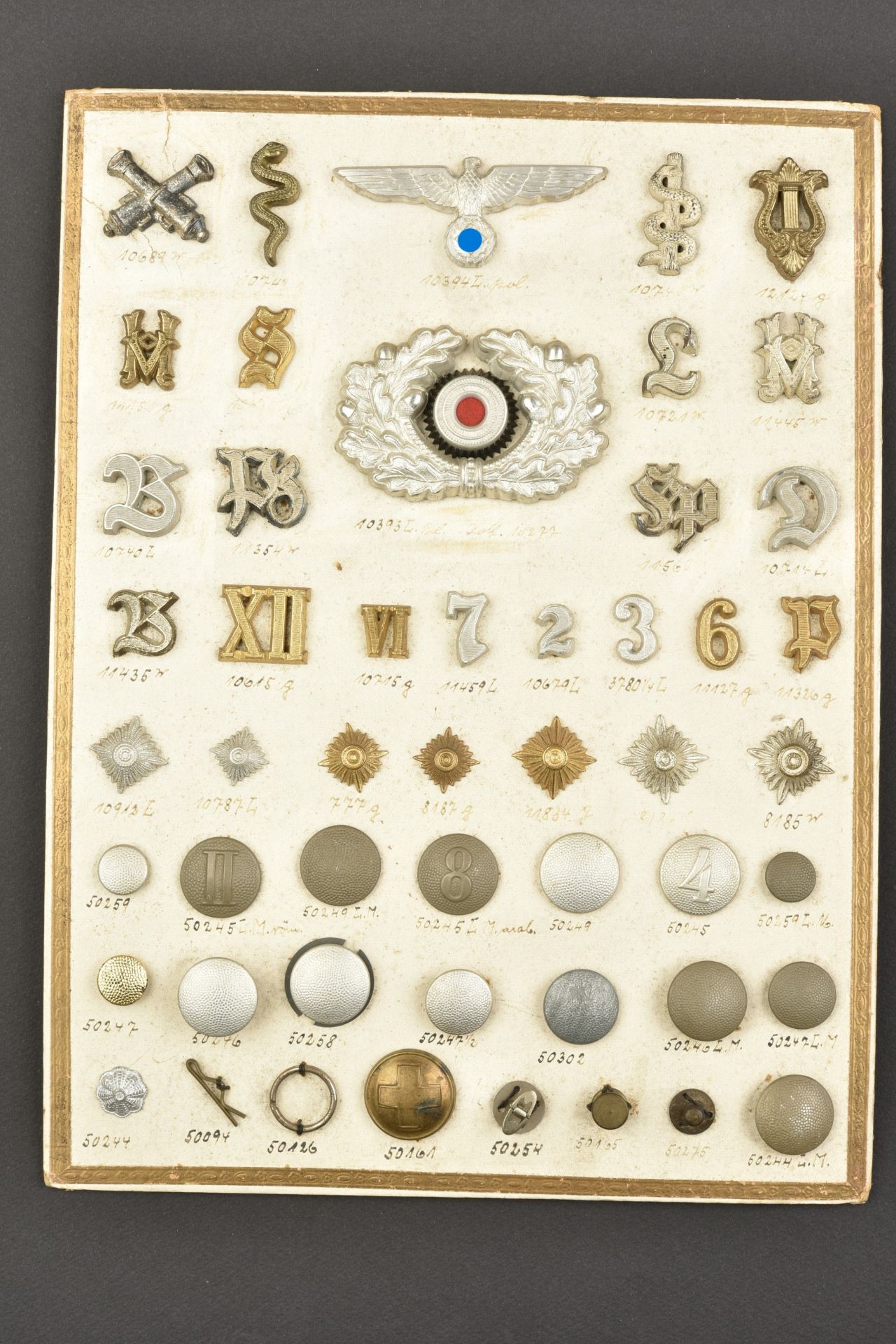 Plateau d'insignes et boutons. Tray of badges and buttons.