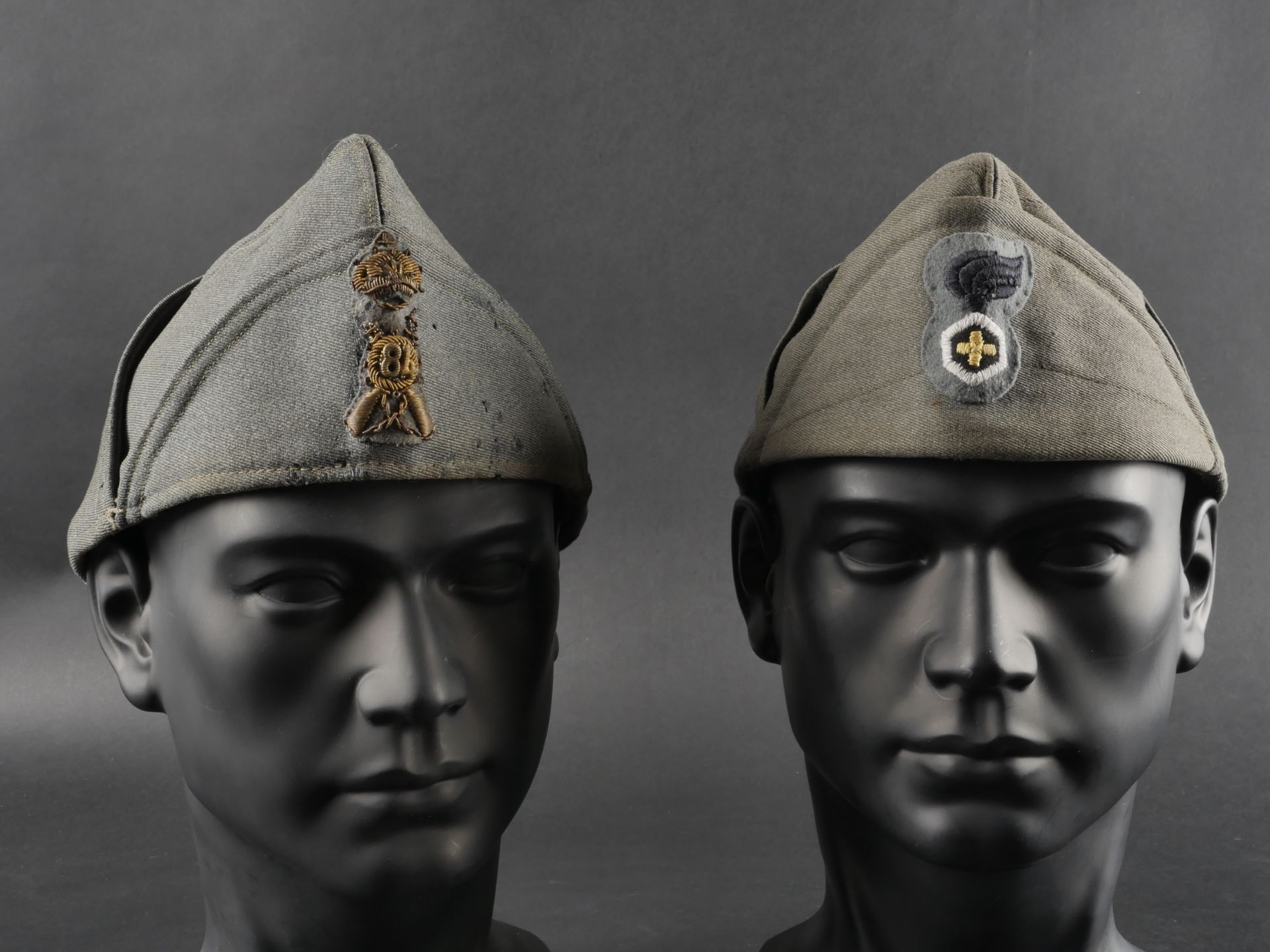 Deux calots dÕofficier de lÕarmee Royale italienne. Two Royal Italian Army officer s caps.