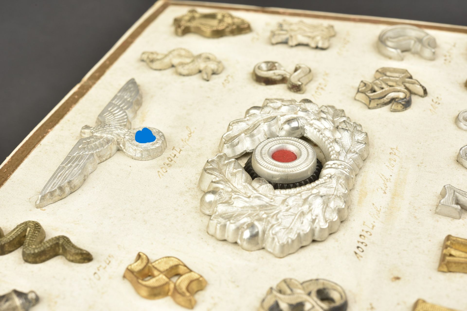 Plateau d'insignes et boutons. Tray of badges and buttons. - Image 3 of 10