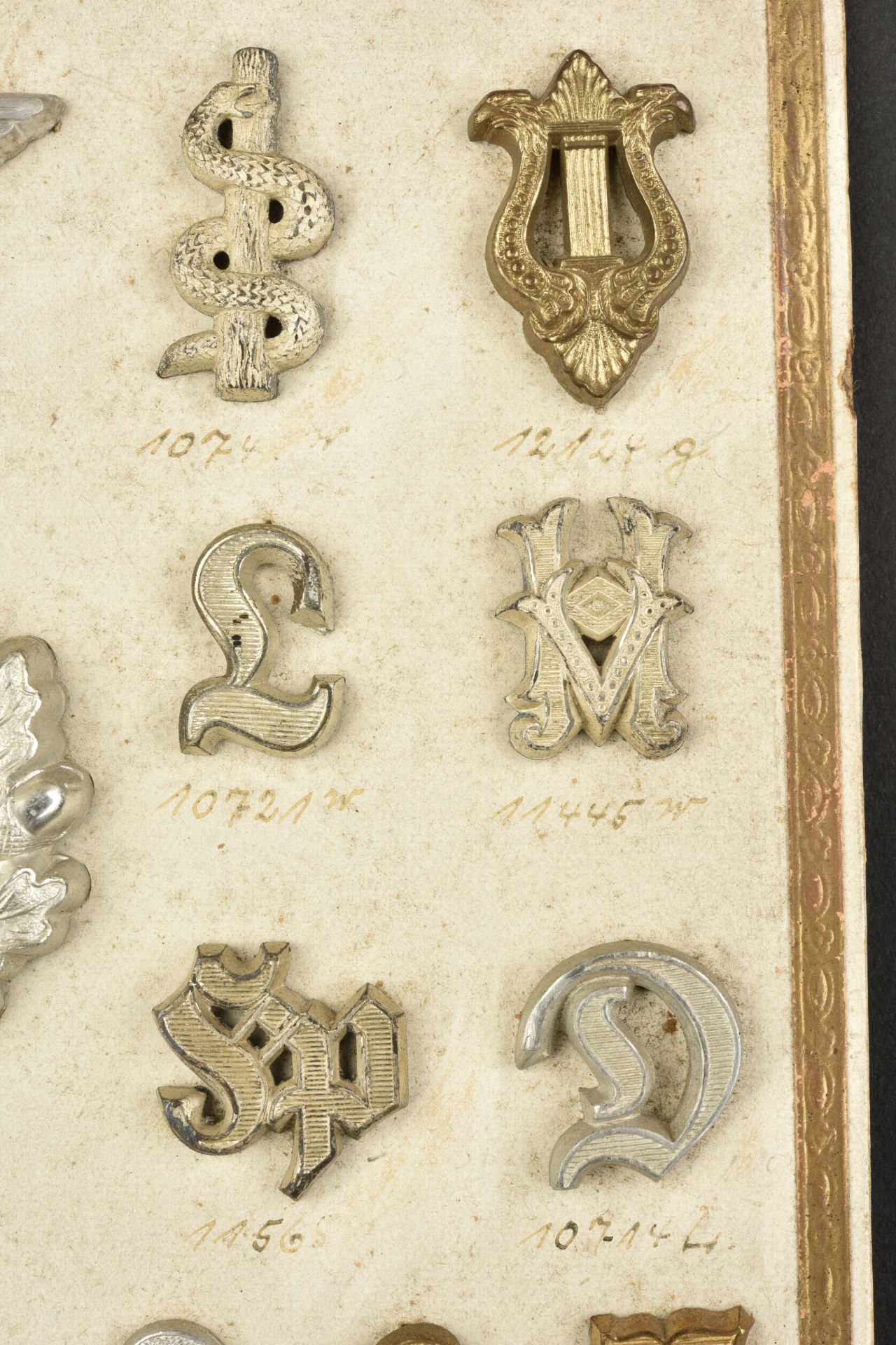 Plateau d'insignes et boutons. Tray of badges and buttons. - Image 7 of 10