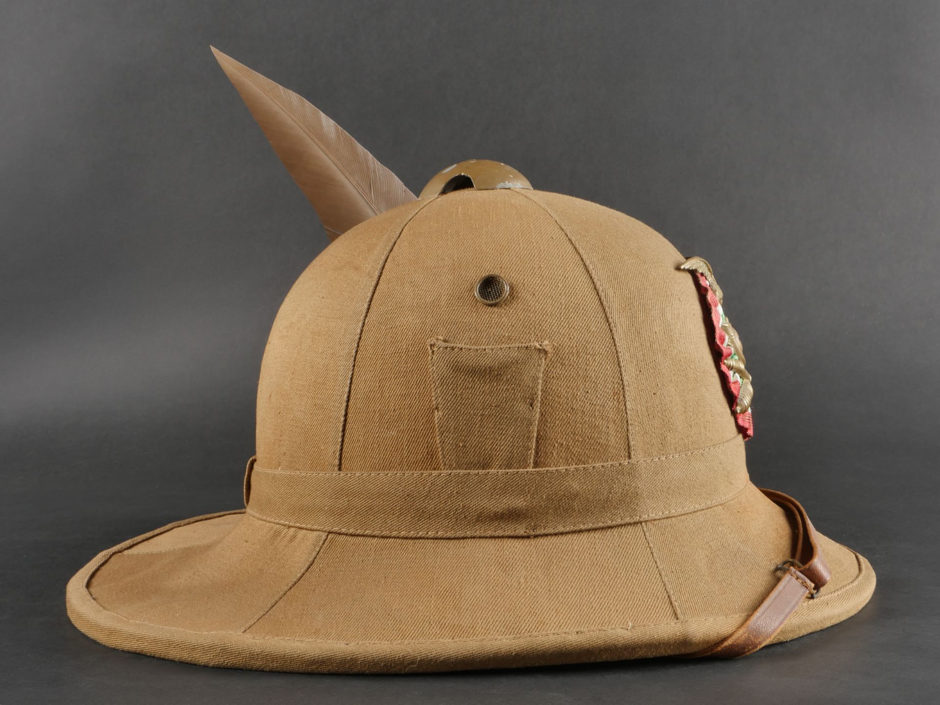 Casque tropicale du 22eme Bataillon dArtillerie Alpine. Tropical helmet of the 22nd Alpine Artiller - Image 11 of 19