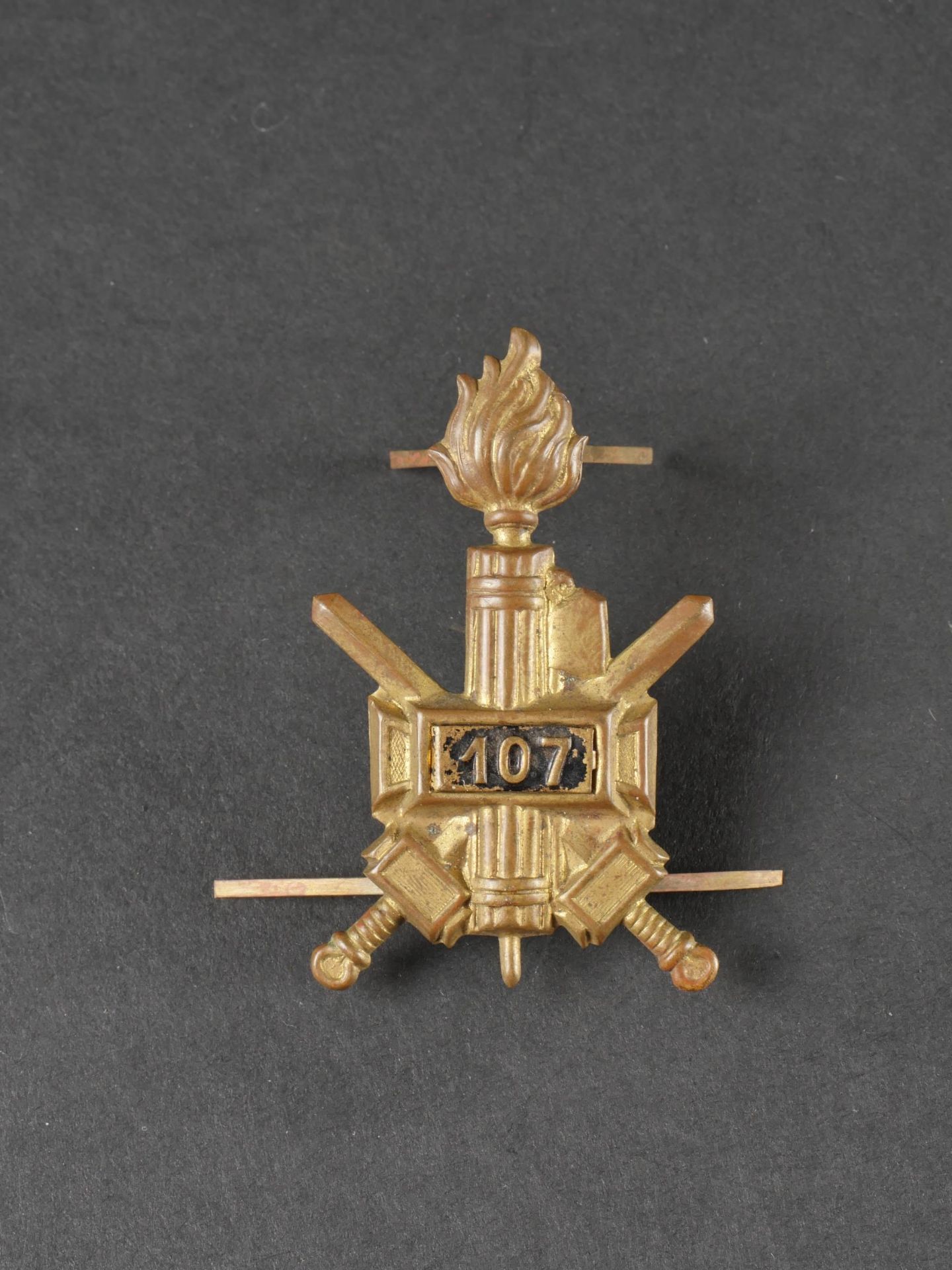 Insigne de casque tropical de la 107eme Legion de Chemises Noires. Tropical helmet badge of the 107t