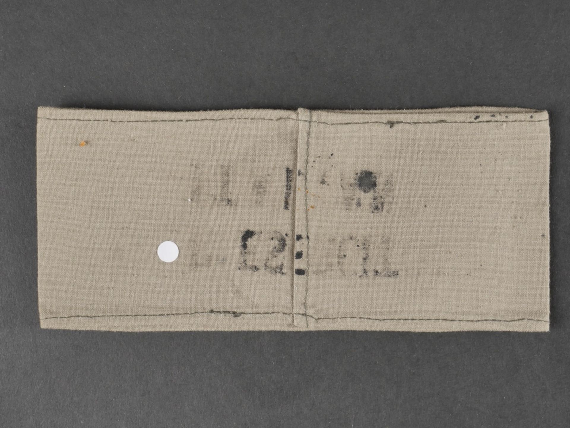 Lot de quatre brassards. Set of four armbands. - Image 17 of 19