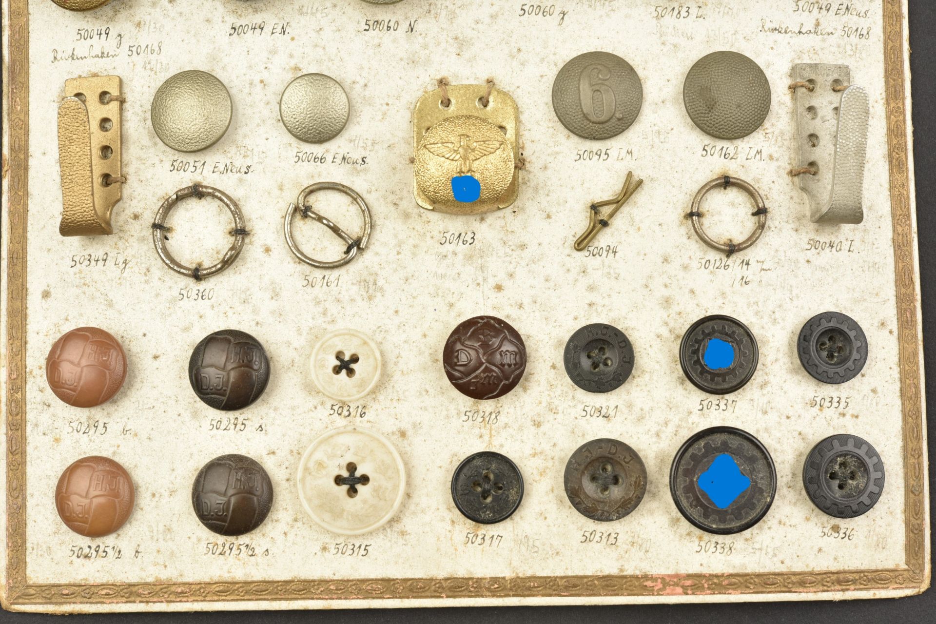 Plateau de bouton. Button tray. - Image 6 of 11