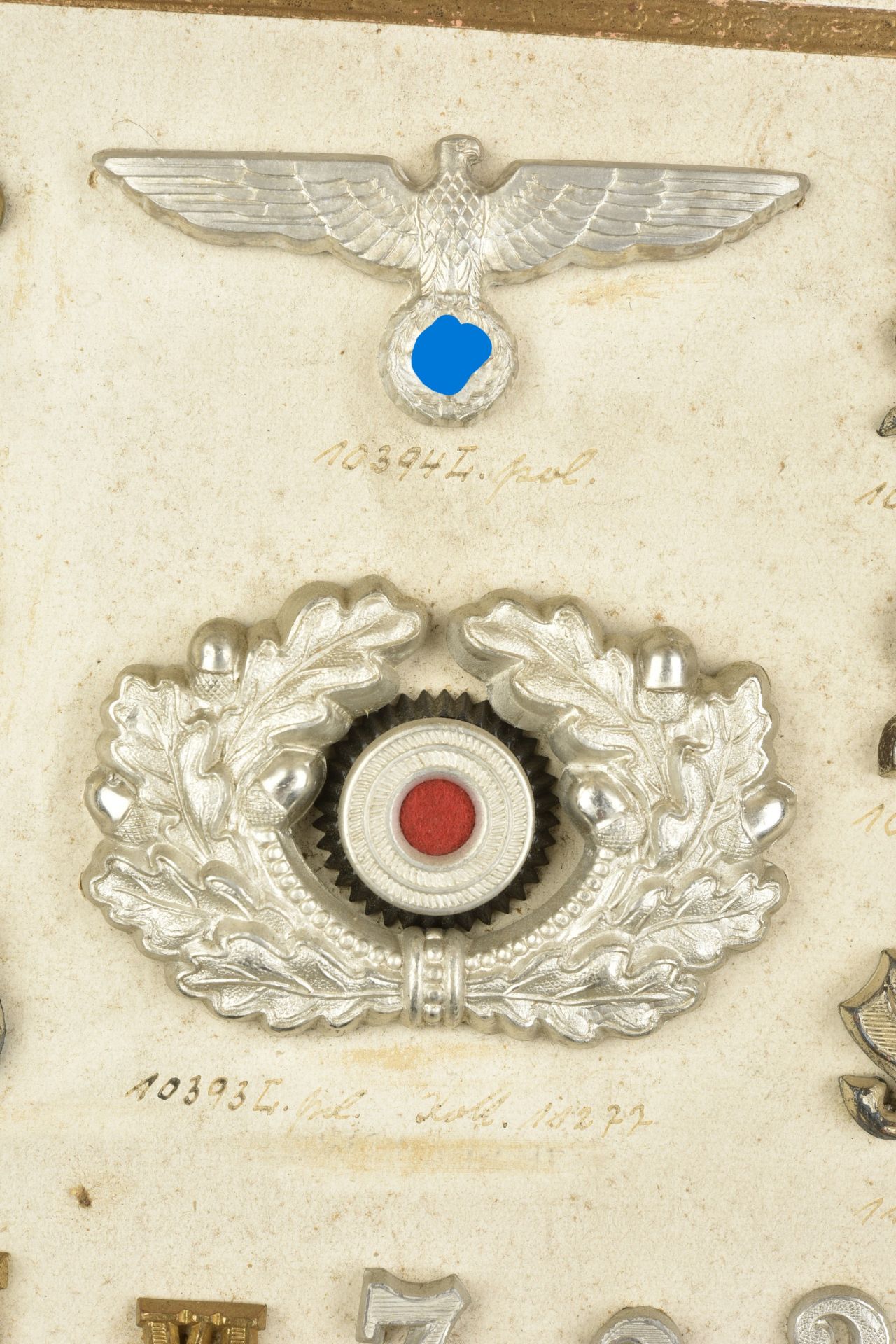 Plateau d'insignes et boutons. Tray of badges and buttons. - Image 10 of 10