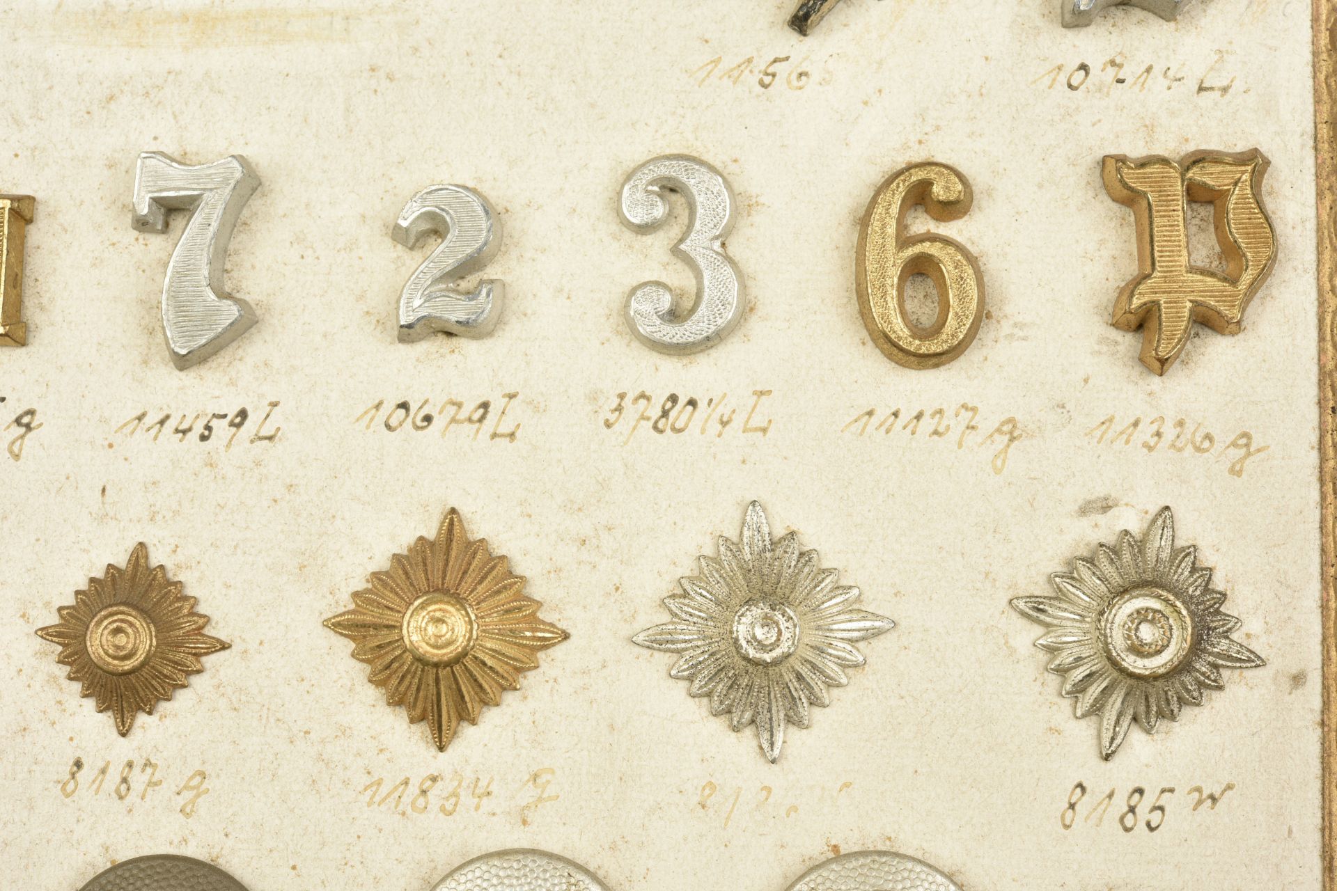 Plateau d'insignes et boutons. Tray of badges and buttons. - Image 6 of 10