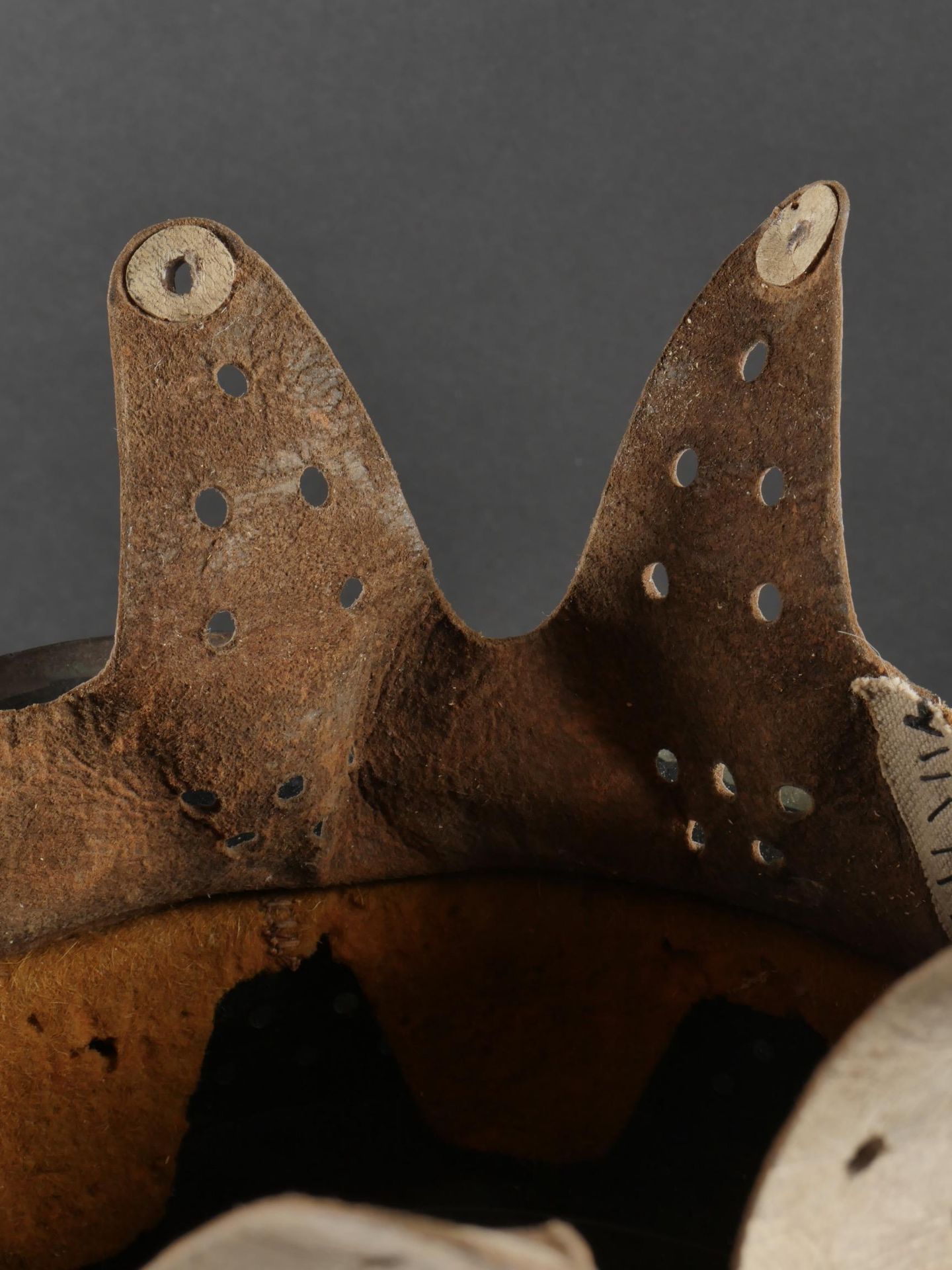 Casque italien de lartillerie de montagne. Italian mountain artillery helmet. - Image 18 of 18