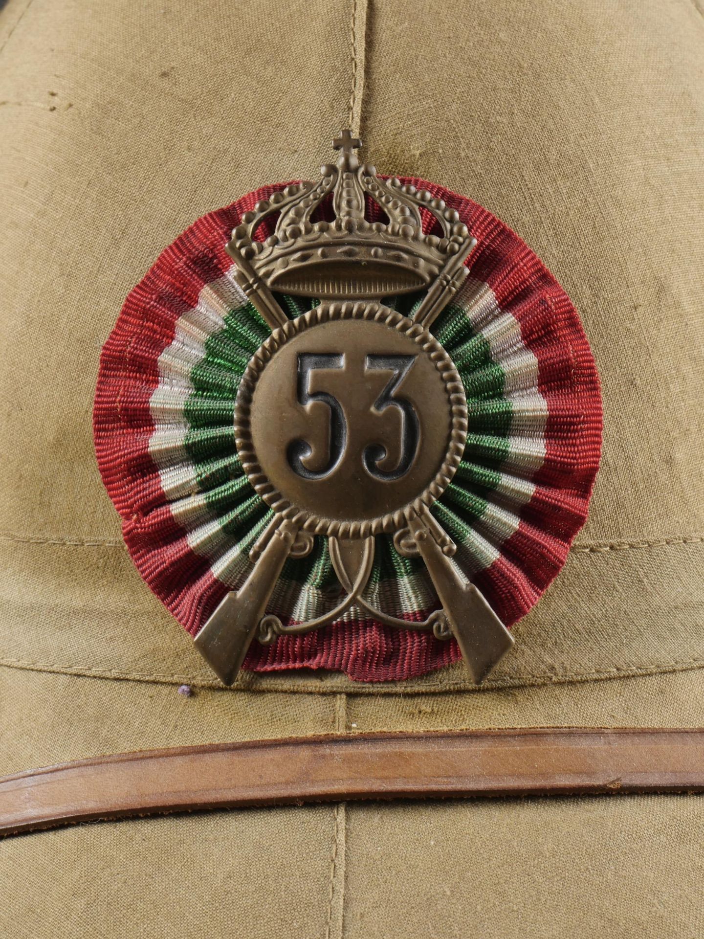 Casque tropicale du 53eme Regiment dInfanterie. Tropical helmet of the 53rd Infantry Regiment. - Image 3 of 19
