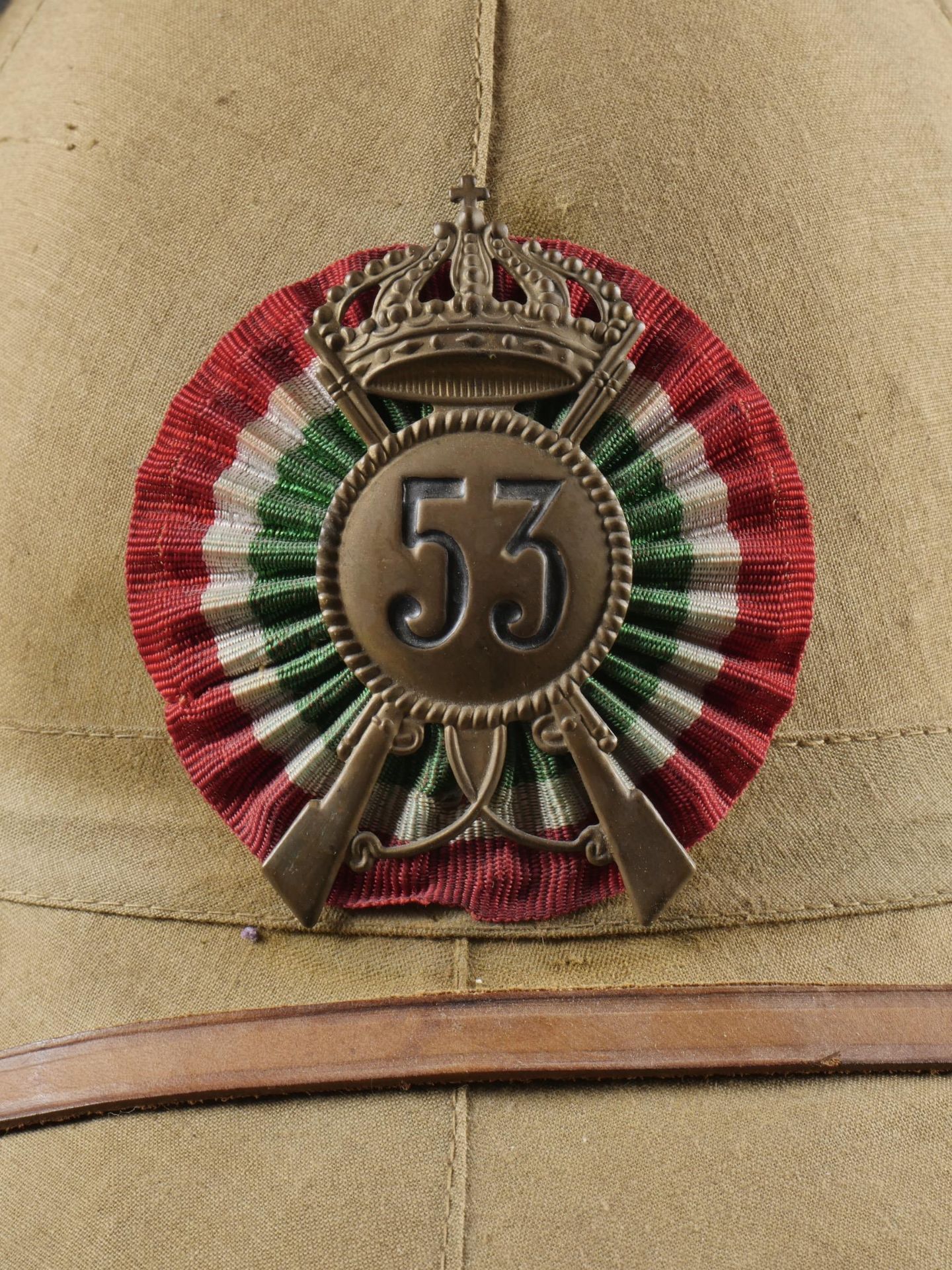 Casque tropicale du 53eme Regiment dInfanterie. Tropical helmet of the 53rd Infantry Regiment. - Bild 3 aus 19