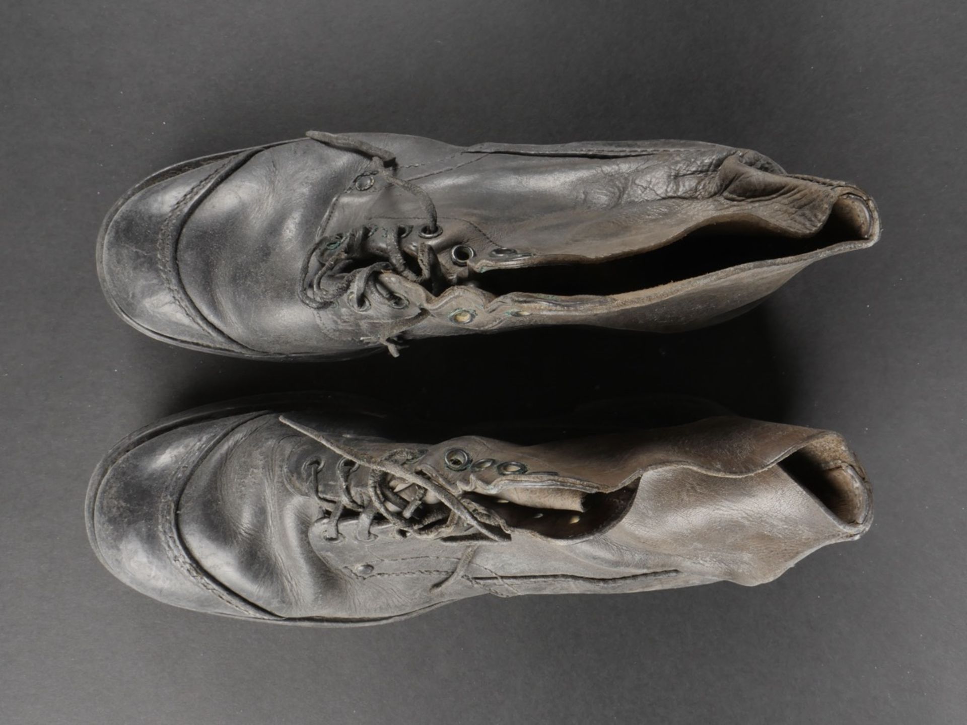 Une paire de brodequins de larmee Royale italienne. A pair of Royal Italian Army brodequins. - Bild 3 aus 19