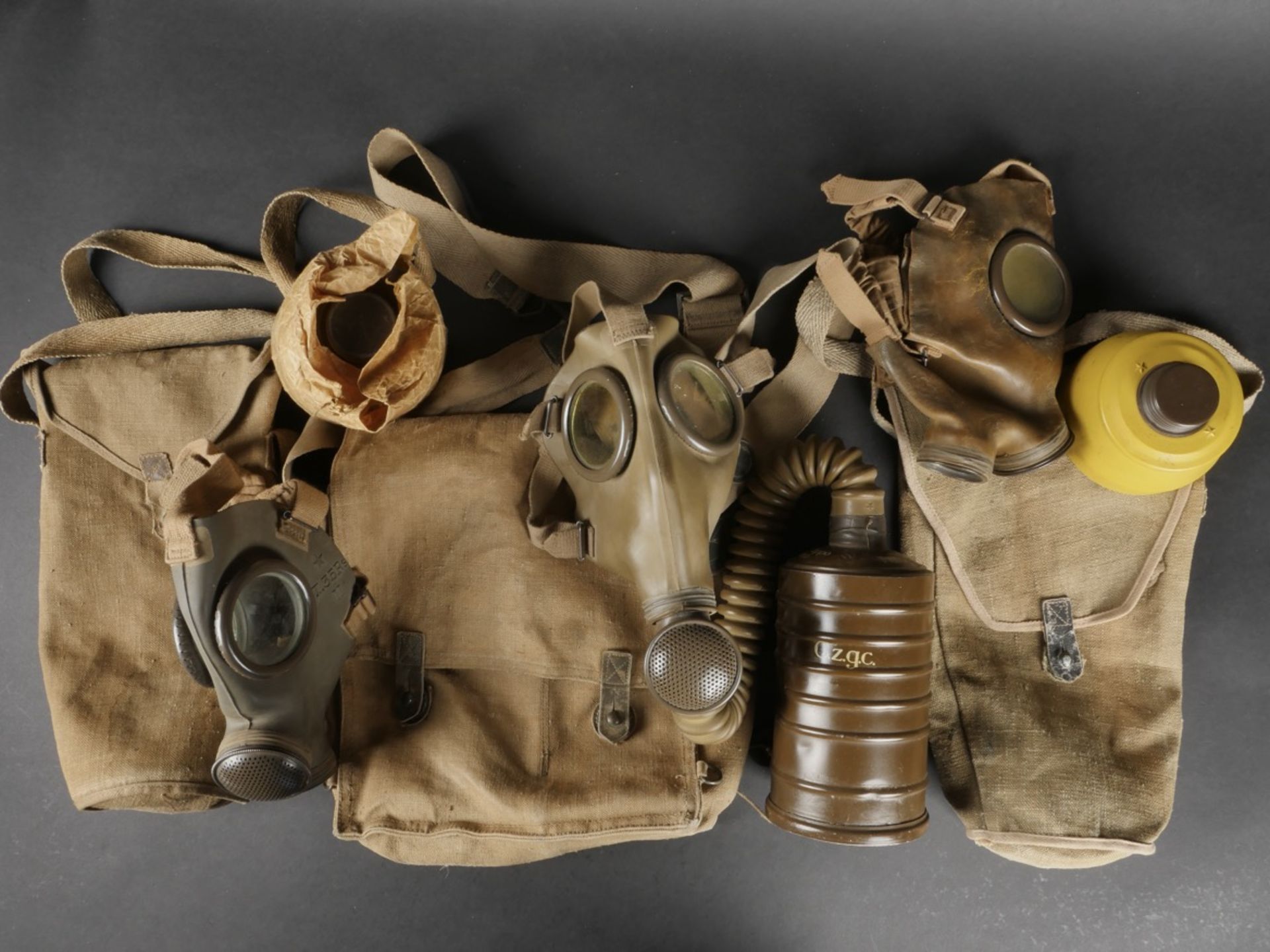 Masques anti-gaz. Gas masks.