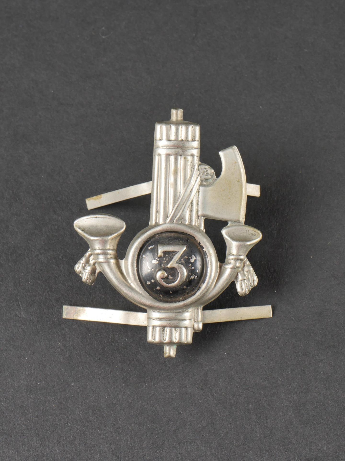 Insigne de casque tropical de la 3eme Legion de Chemises Noires de Bengasi. Tropical helmet badge of