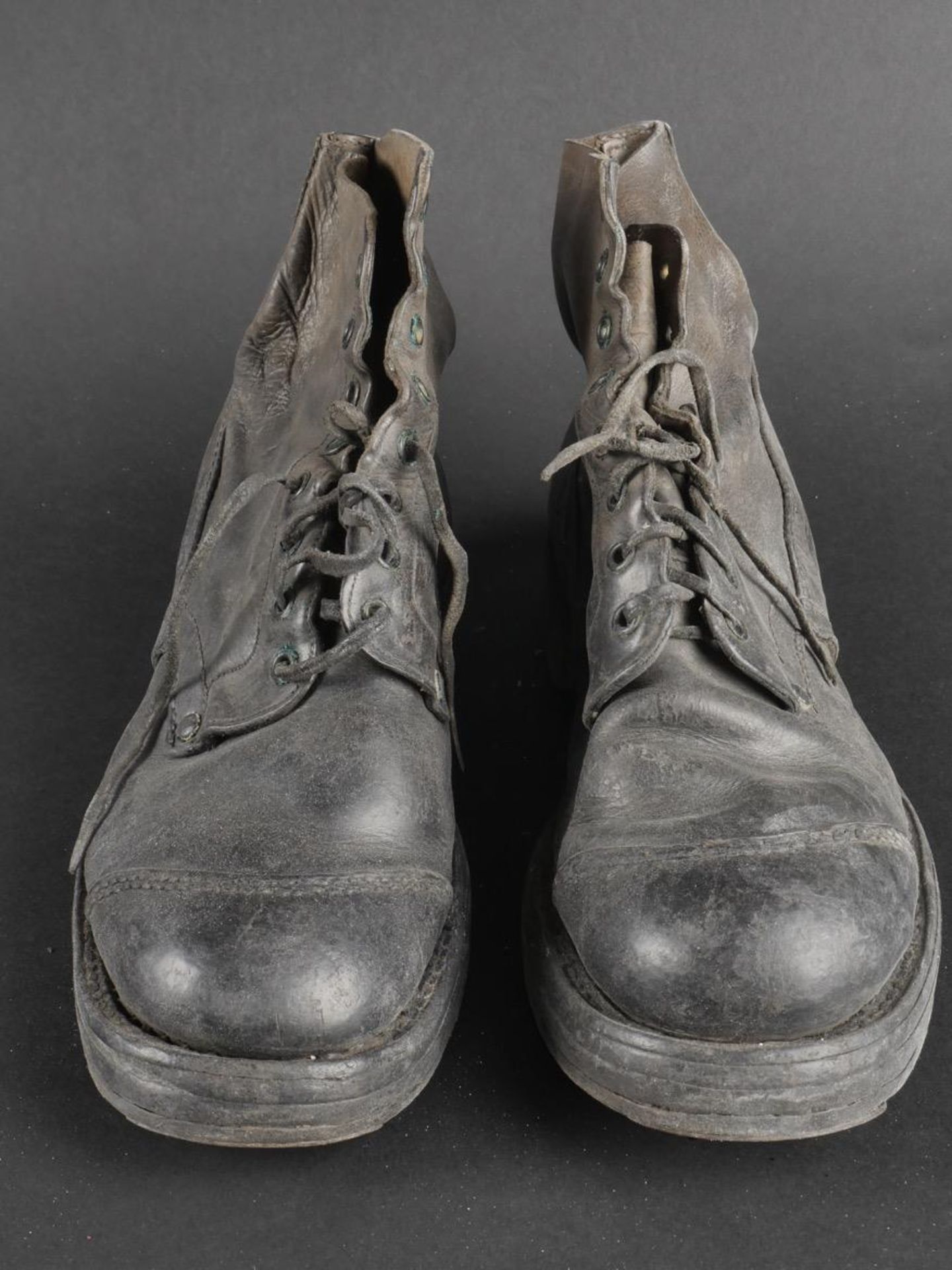 Une paire de brodequins de larmee Royale italienne. A pair of Royal Italian Army brodequins. - Bild 2 aus 19