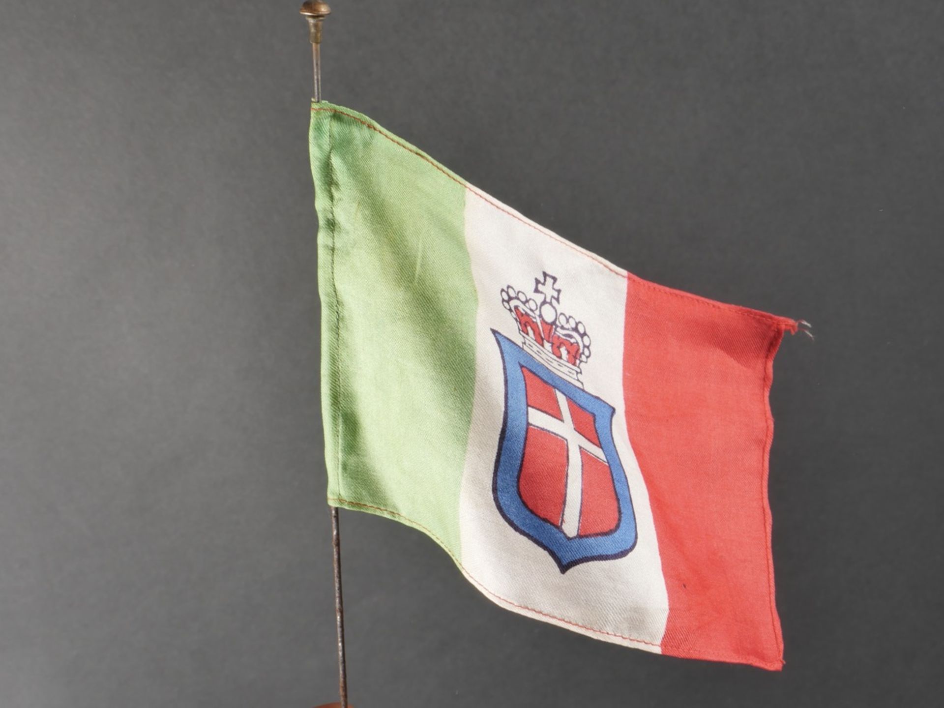 Lot de drapeaux et fanions. Lot of flags and pennants. - Image 11 of 19