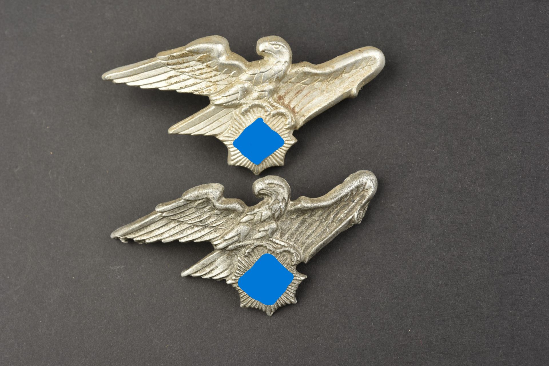 Insignes de coiffure Luftschutz. Luftschutz cap insignias.