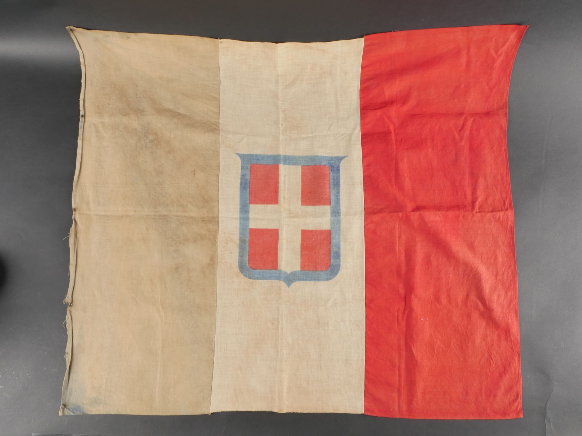 Lot de drapeaux et fanions. Lot of flags and pennants. - Image 2 of 19