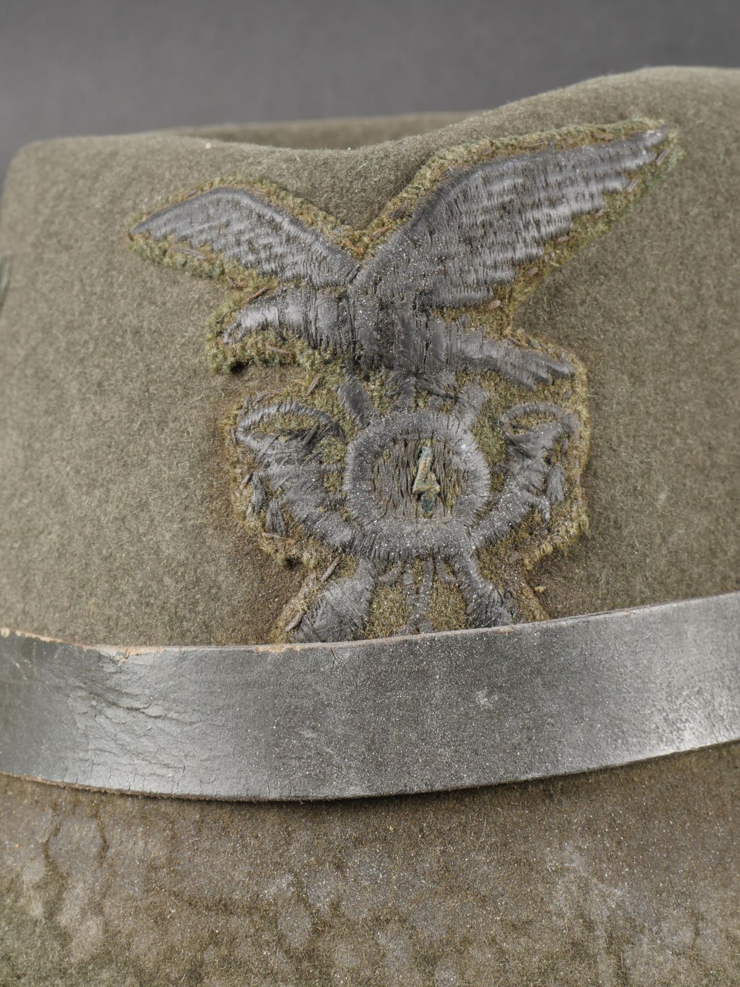 Trois chapeaux des troupes de Montagne. Three mountain troop hats. - Image 3 of 19