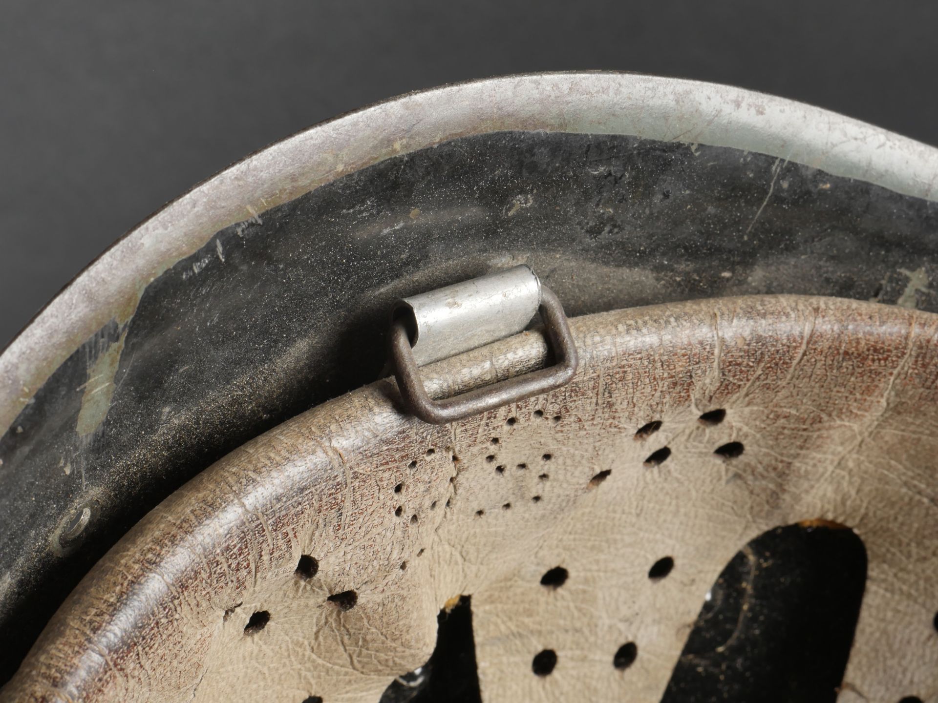 Casque italien de lartillerie de montagne. Italian mountain artillery helmet. - Image 13 of 18