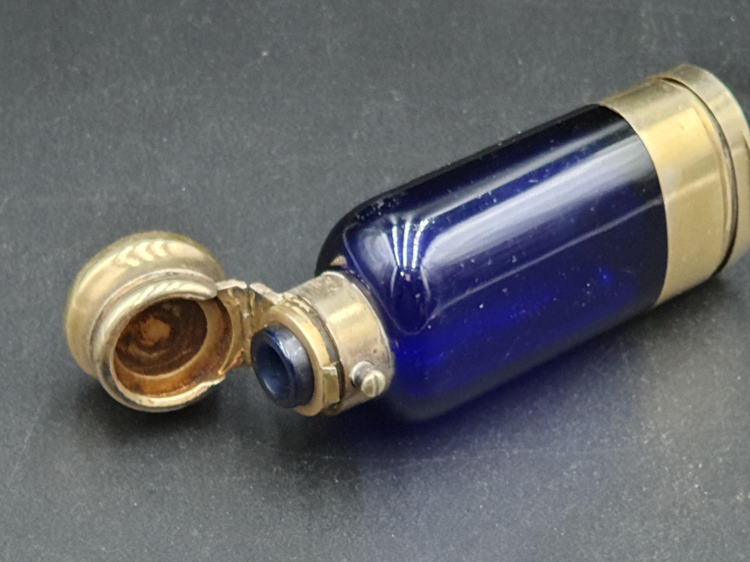 A Victorian silver-gilt mounted blue glass Scent Bottle/Vinaigrette with finely scroll pierced and - Image 9 of 10