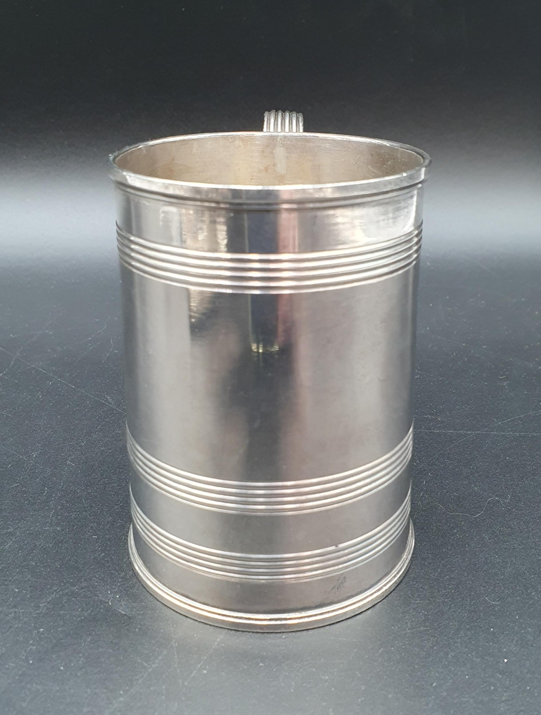 A George III silver Mug with reeded bands and handle, London 1801, maker: John Emes, 212gms - Image 4 of 4