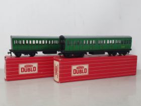 Hornby Dublo 4025 and 4026 SR Suburban Coaches, unused and boxed. Coaches in mint condition
