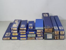26 boxes of Hornby Dublo 3-rail Track, Ex-Nr M. Comprising 4x EDB1, 1x EDA2, 1x EDA1, 1x EDAT1, 4x