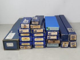 23 boxes of Hornby Dublo 3-rail Track, excellent to mint condition. Comprising 1x EOPR, 4x EDB1,