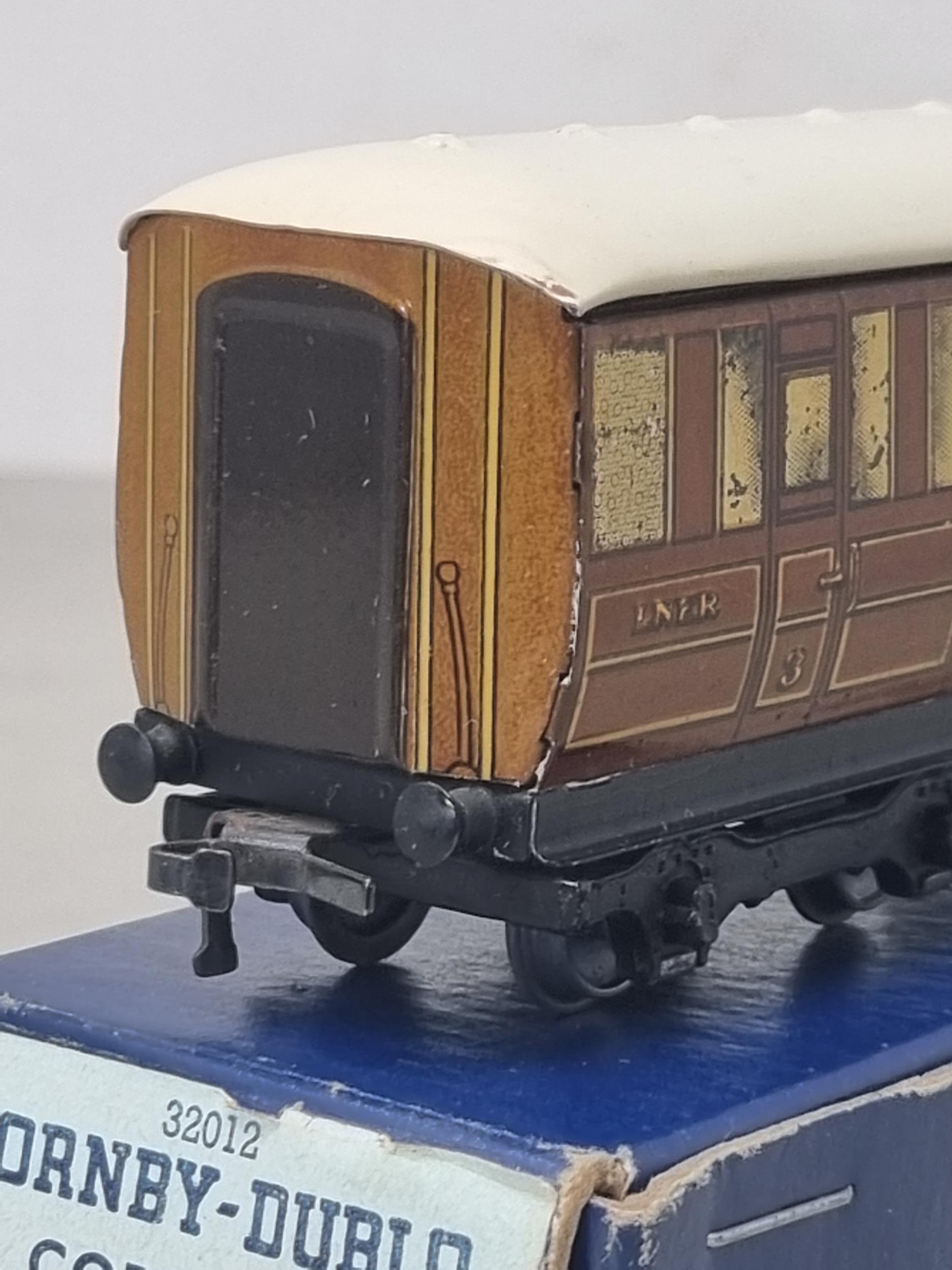 A boxed Hornby Dublo D1 L.N.E.R. all 3rd Corridor Coach, near mint in dark blue plain box with - Image 2 of 2