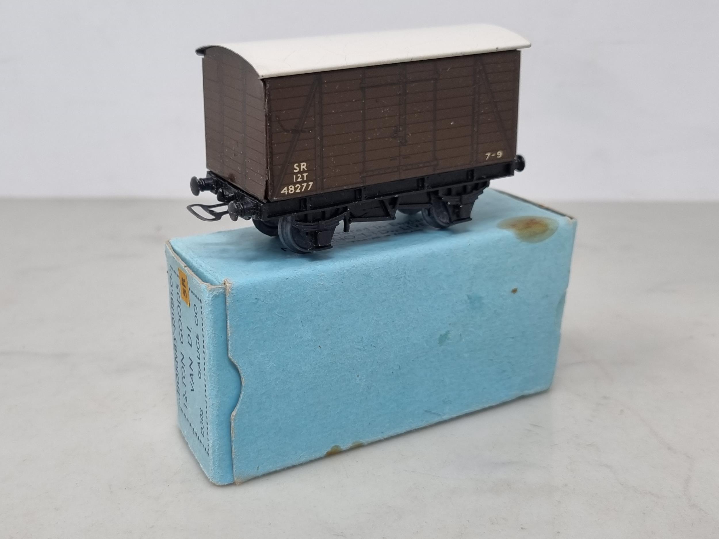 A boxed Hornby Dublo pre-war S.R. D1 Goods Van in near mint condition showing slight crazing to - Image 3 of 3