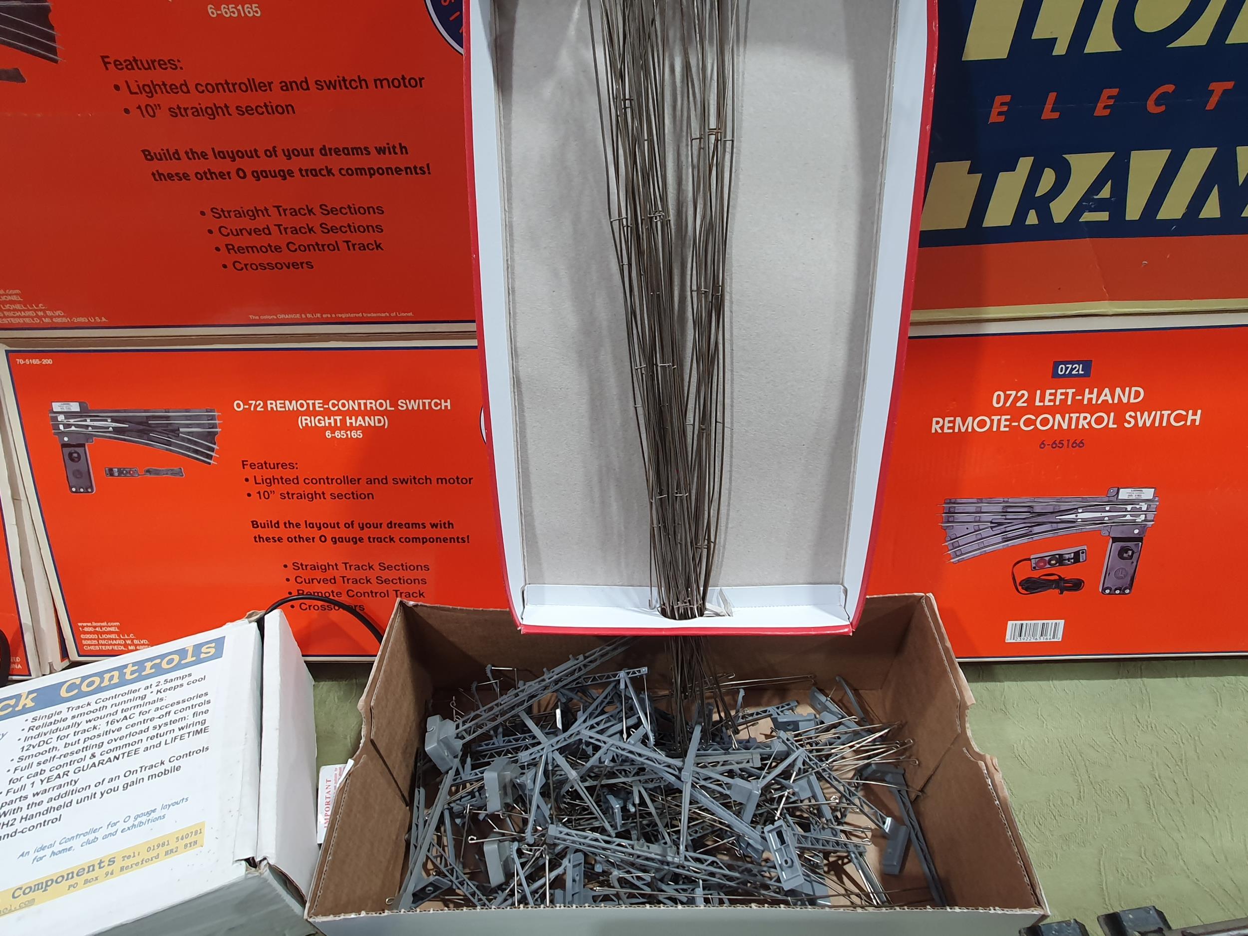 A quantity of Hornby and Lionel 3-rail O gauge Track including 29x Hornby full straights, 3x 1/2 - Image 5 of 10