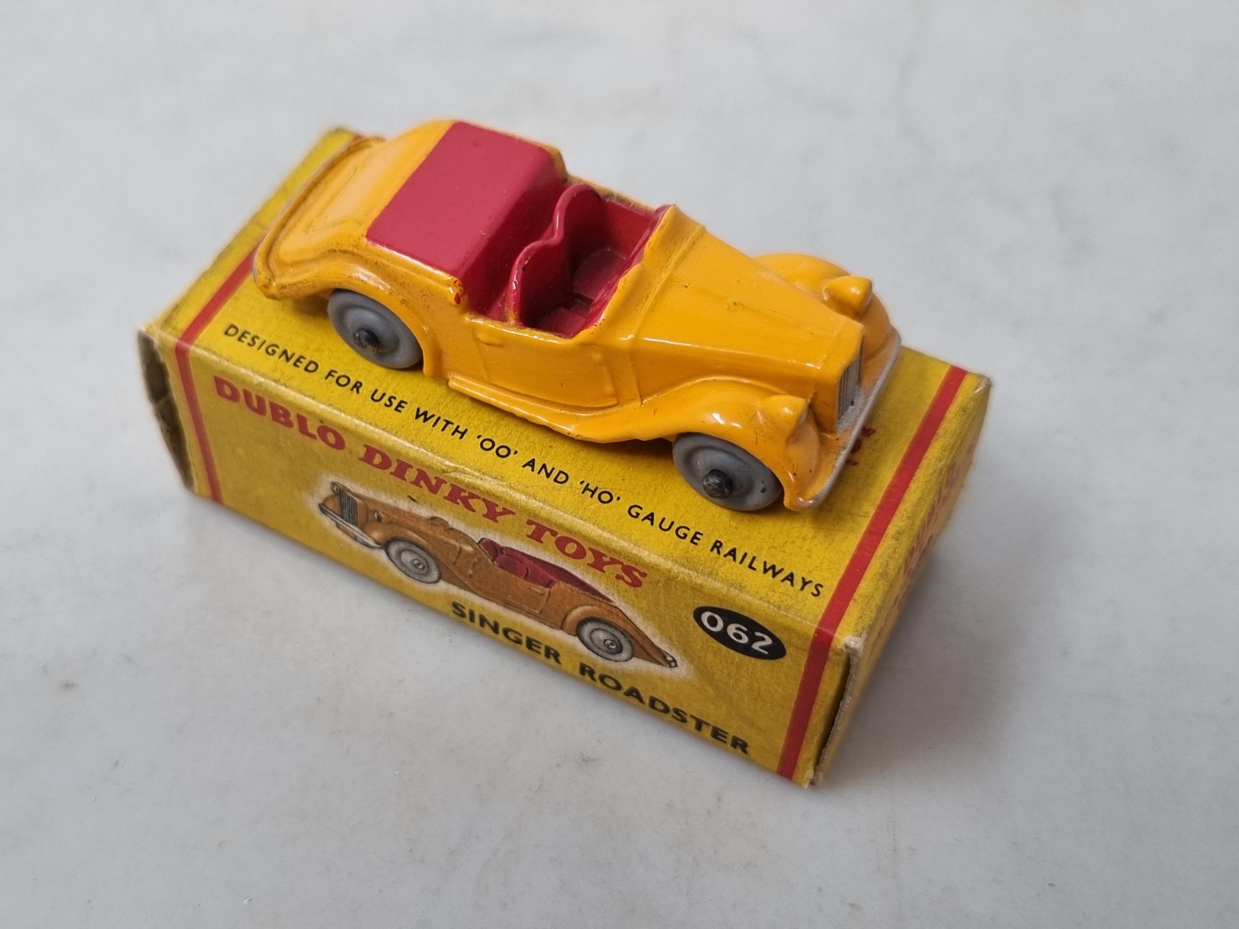 A boxed Dublo Dinky 062 Singer Roadster, M, box Ex - Image 2 of 3