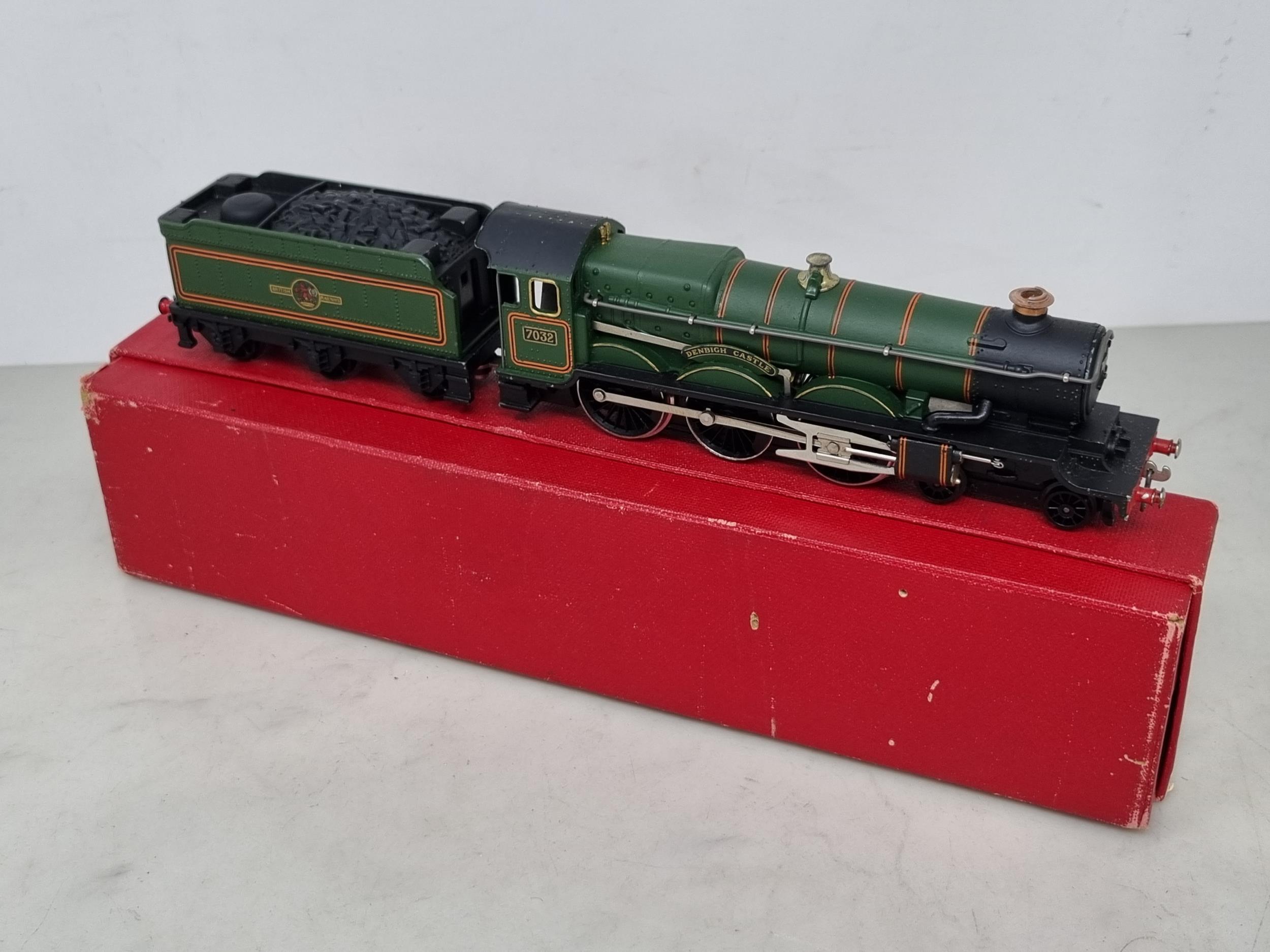 A boxed Hornby Dublo 2220 'Denbigh Castle' Locomotive, unused and in mint condition, box in superb - Image 2 of 3